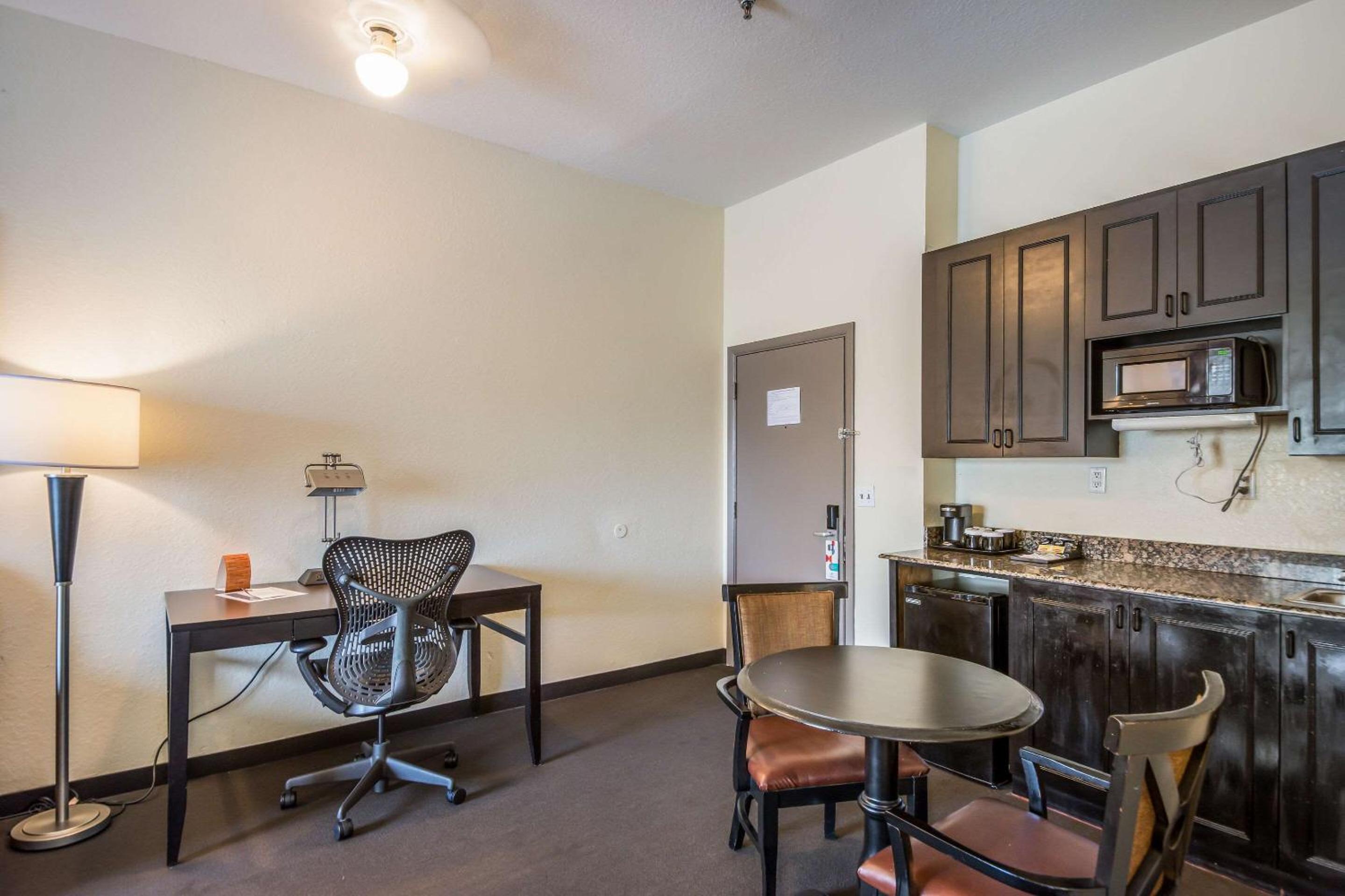Suite with Two Double Beds - Non-Smoking - Photo 4