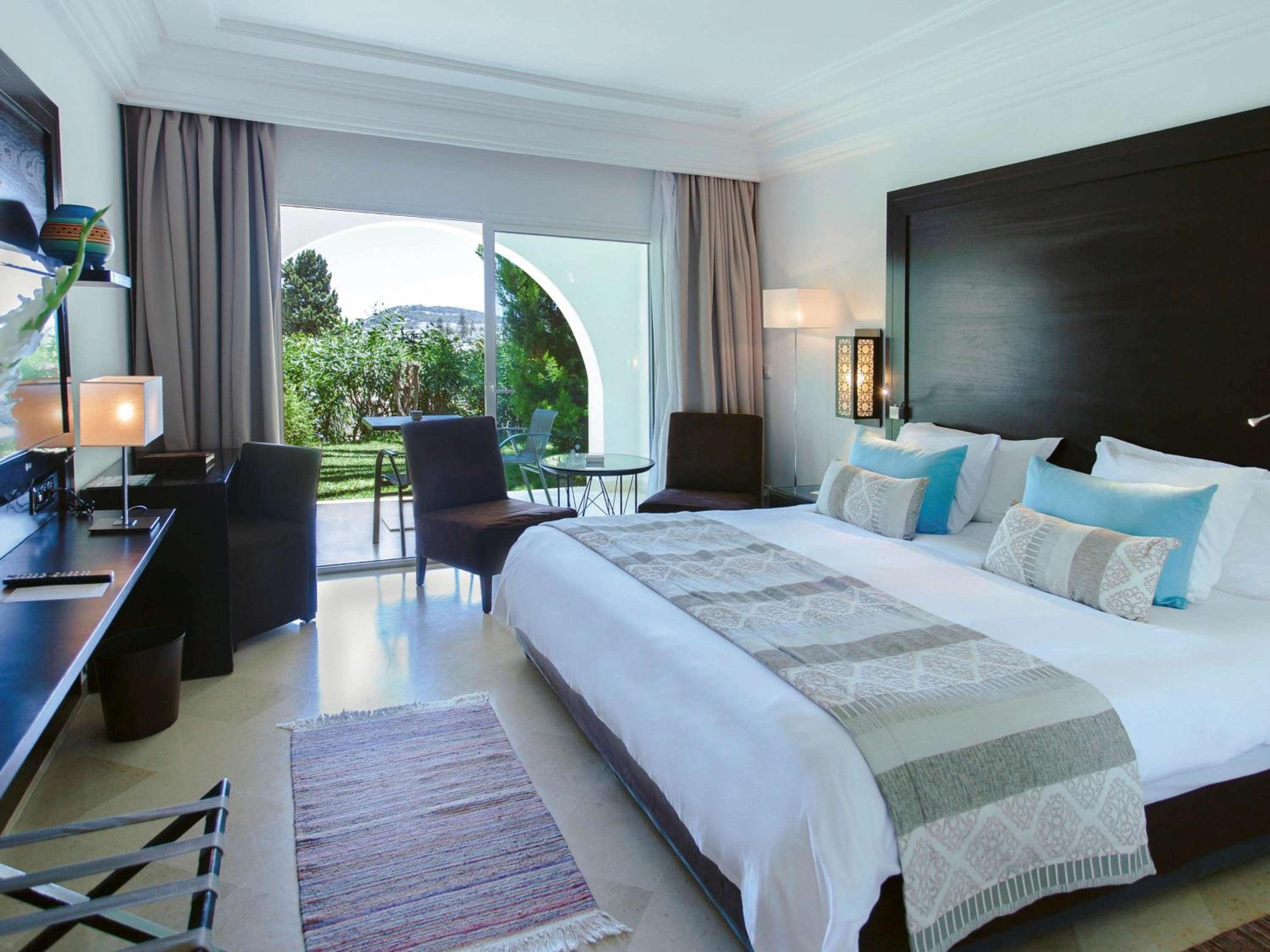 Deluxe King Room with Sea and Pool View - Photo 1