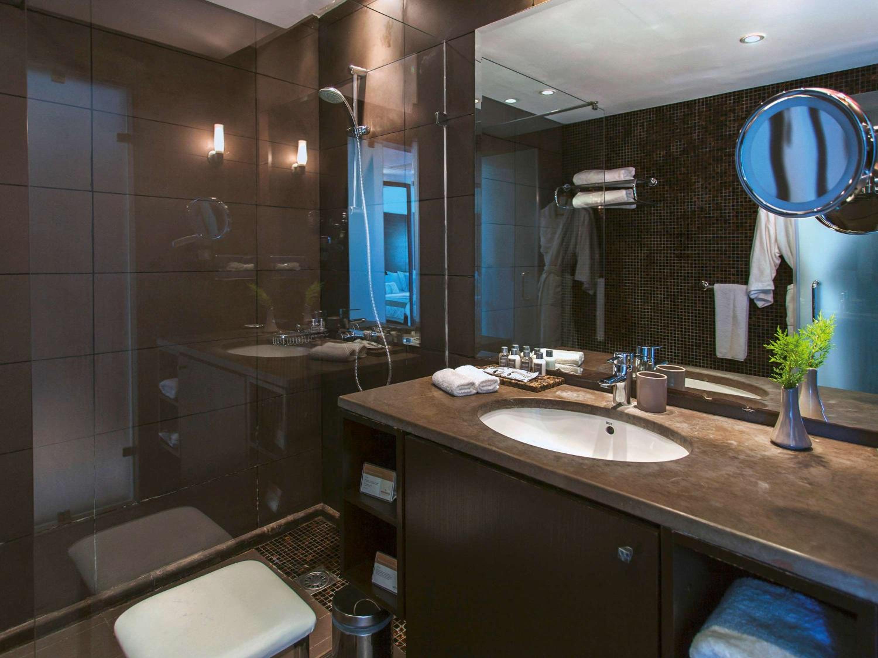 Deluxe King Room with Sea and Pool View - Photo 2