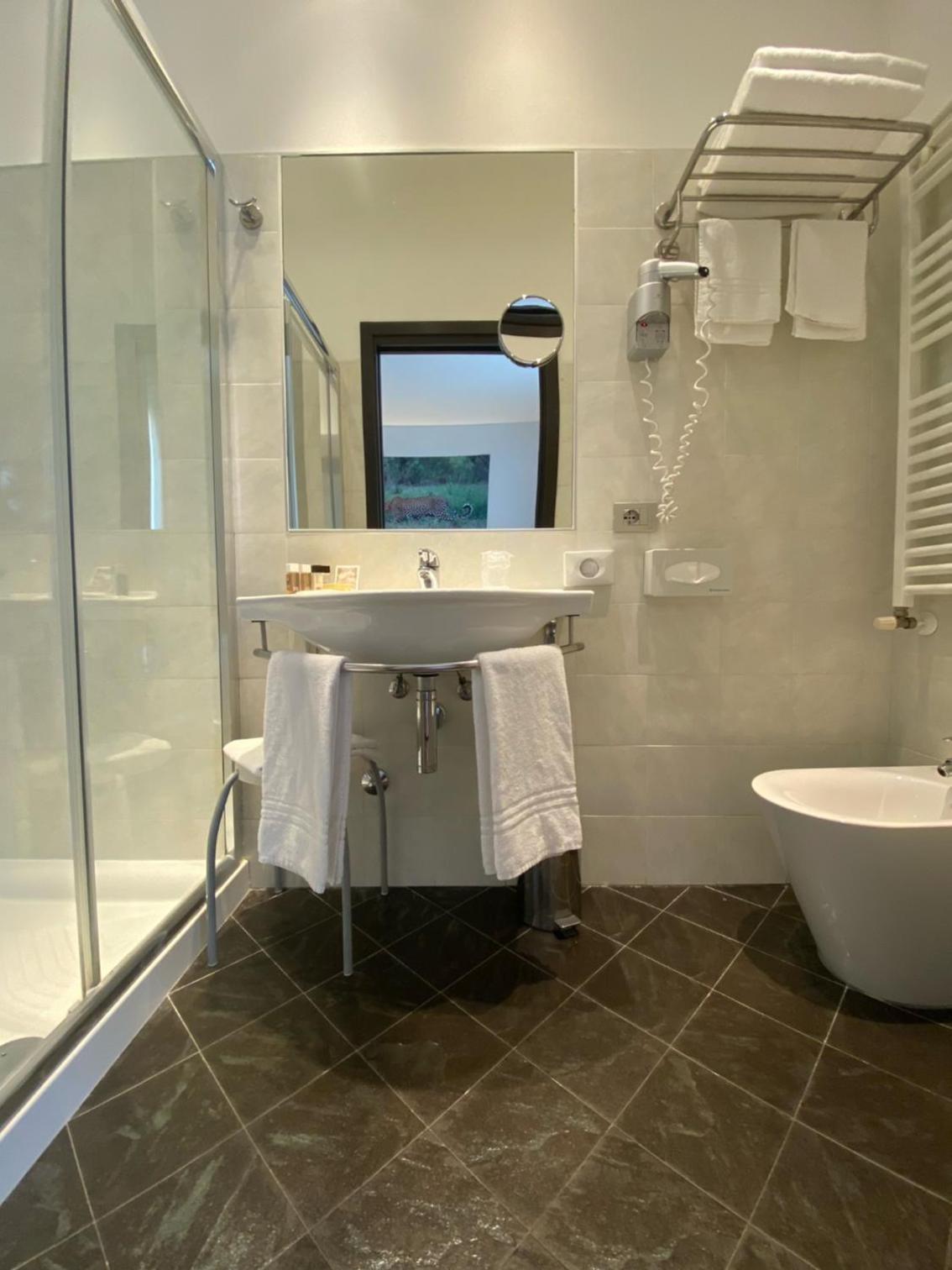 Deluxe Double Room with Balcony - Photo 5
