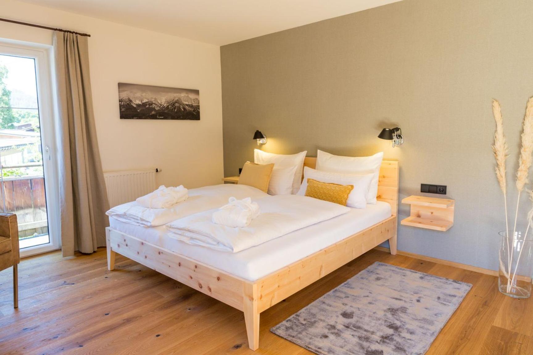 Deluxe Double Room with Balcony - Photo 7