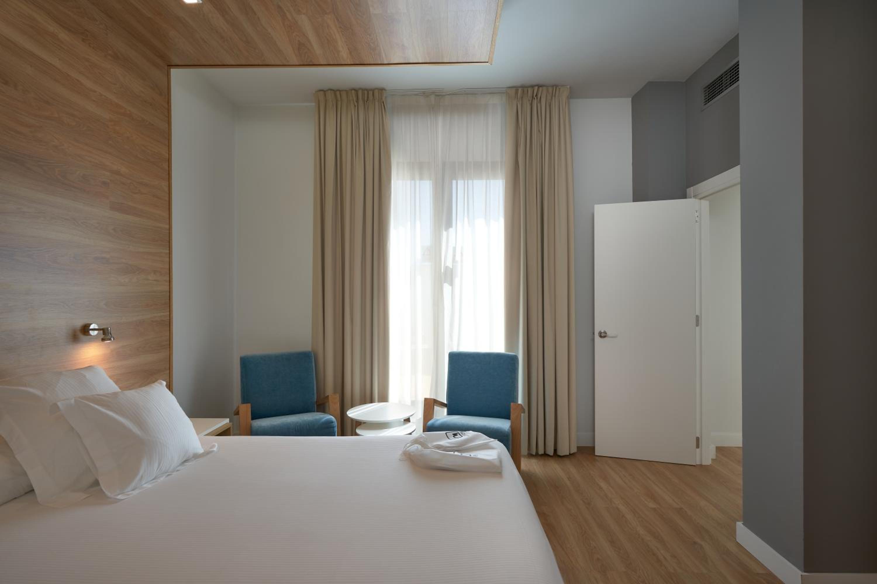 Superior Double or Twin Room - Photo 8