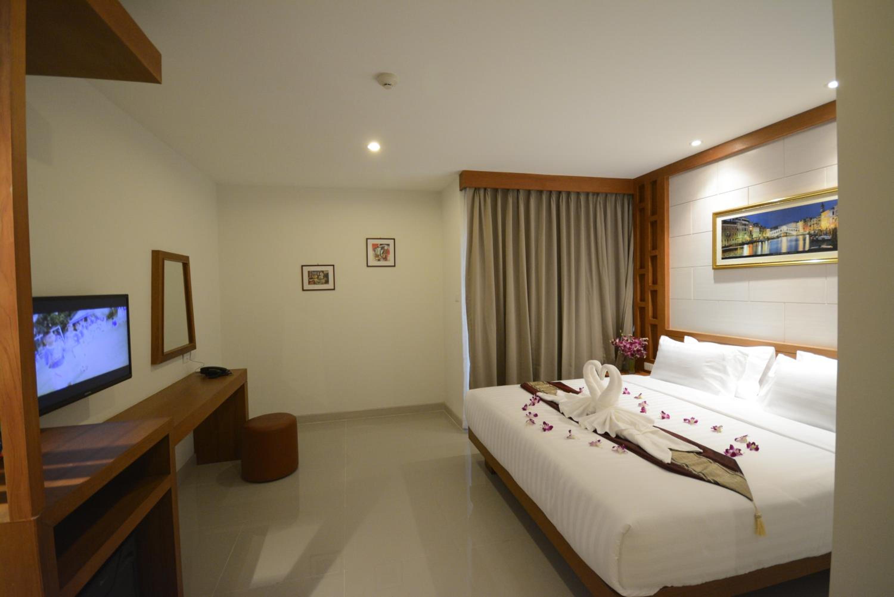 Deluxe Double Room with Balcony photo 3