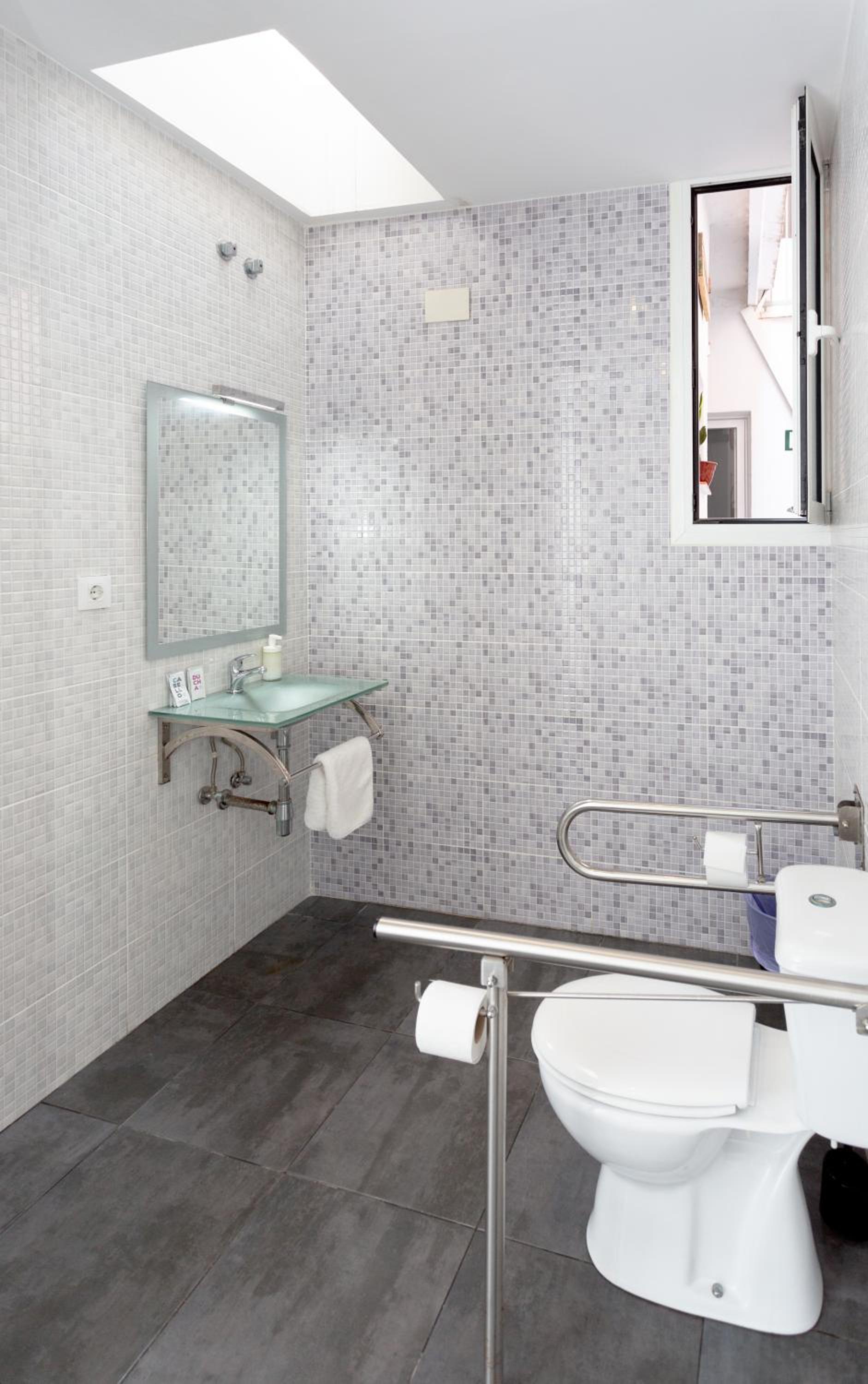 Twin Room with Private Bathroom photo 3