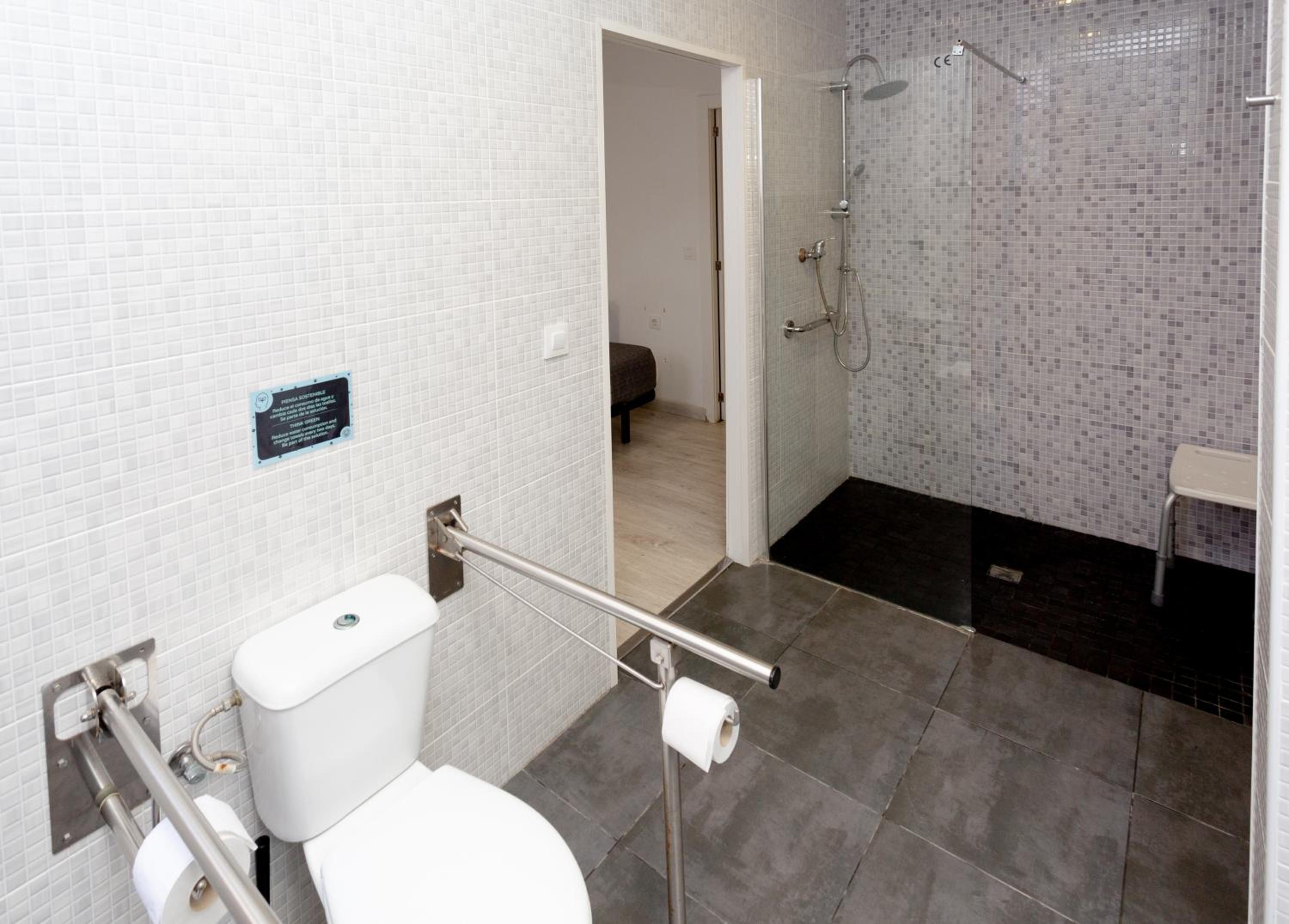 Twin Room with Private Bathroom photo 2