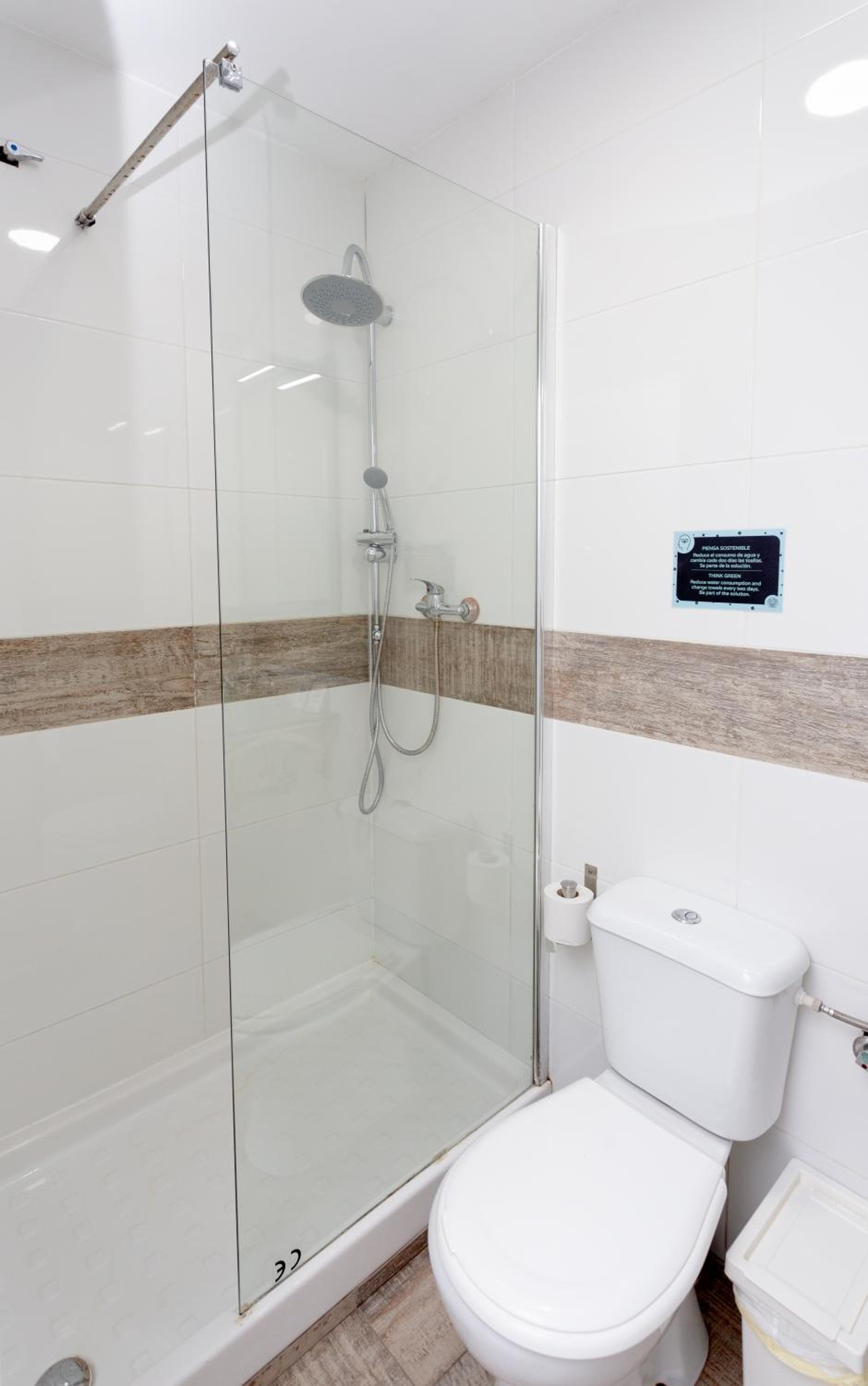 Single Room with Private Bathroom photo 2