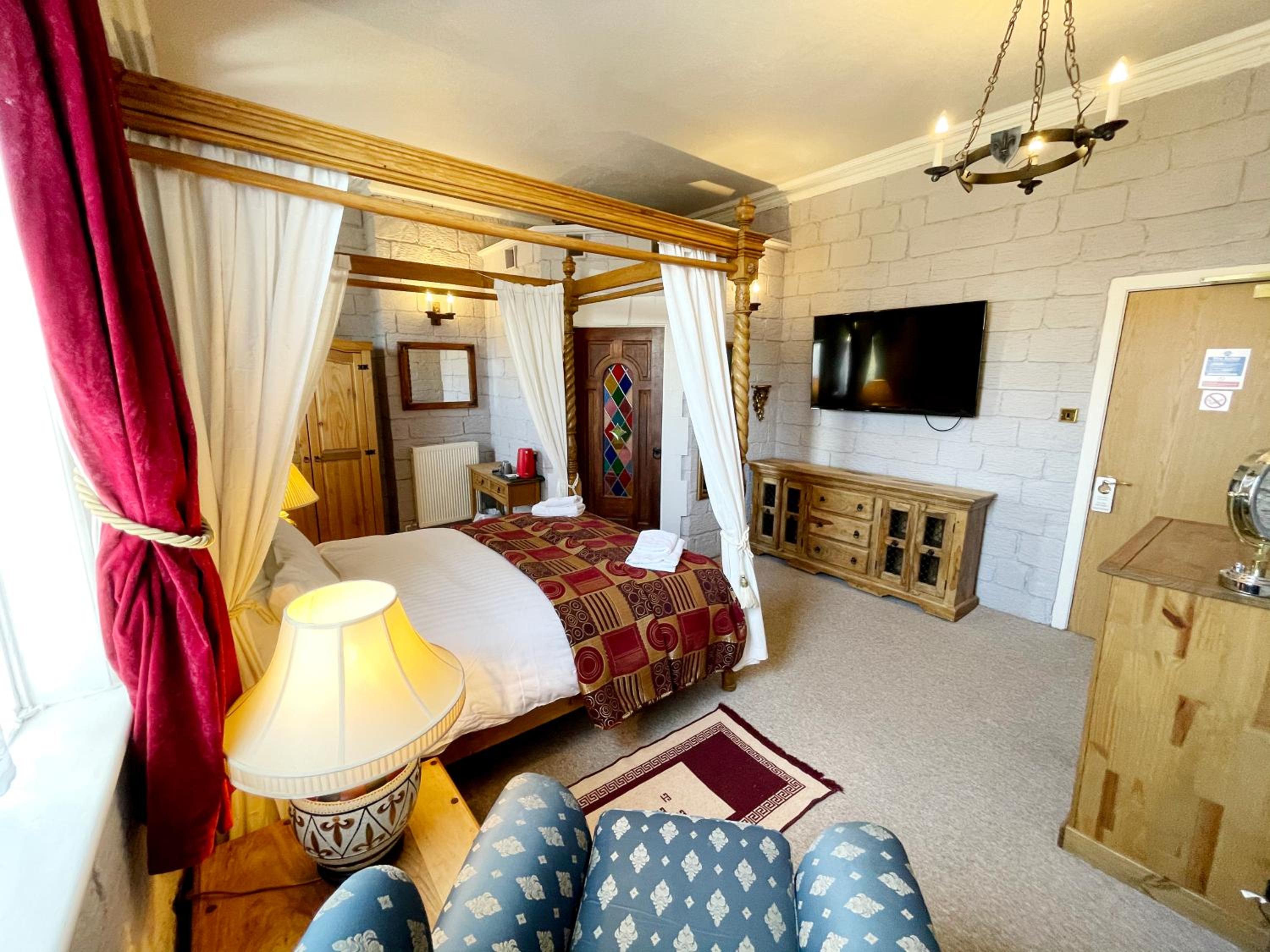 Double Room with Four Poster Bed photo 2