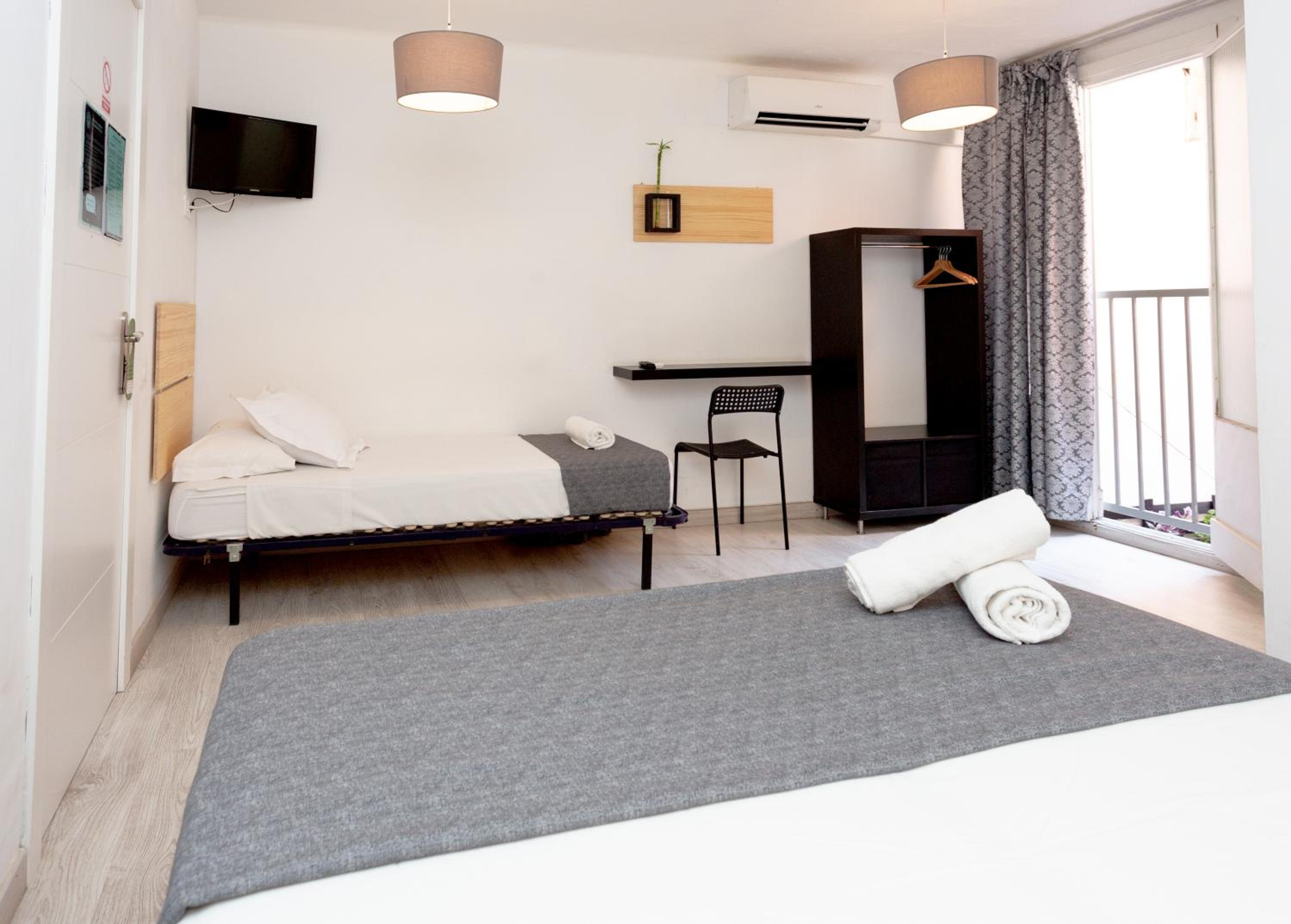 Triple Room with Private Bathroom photo 2