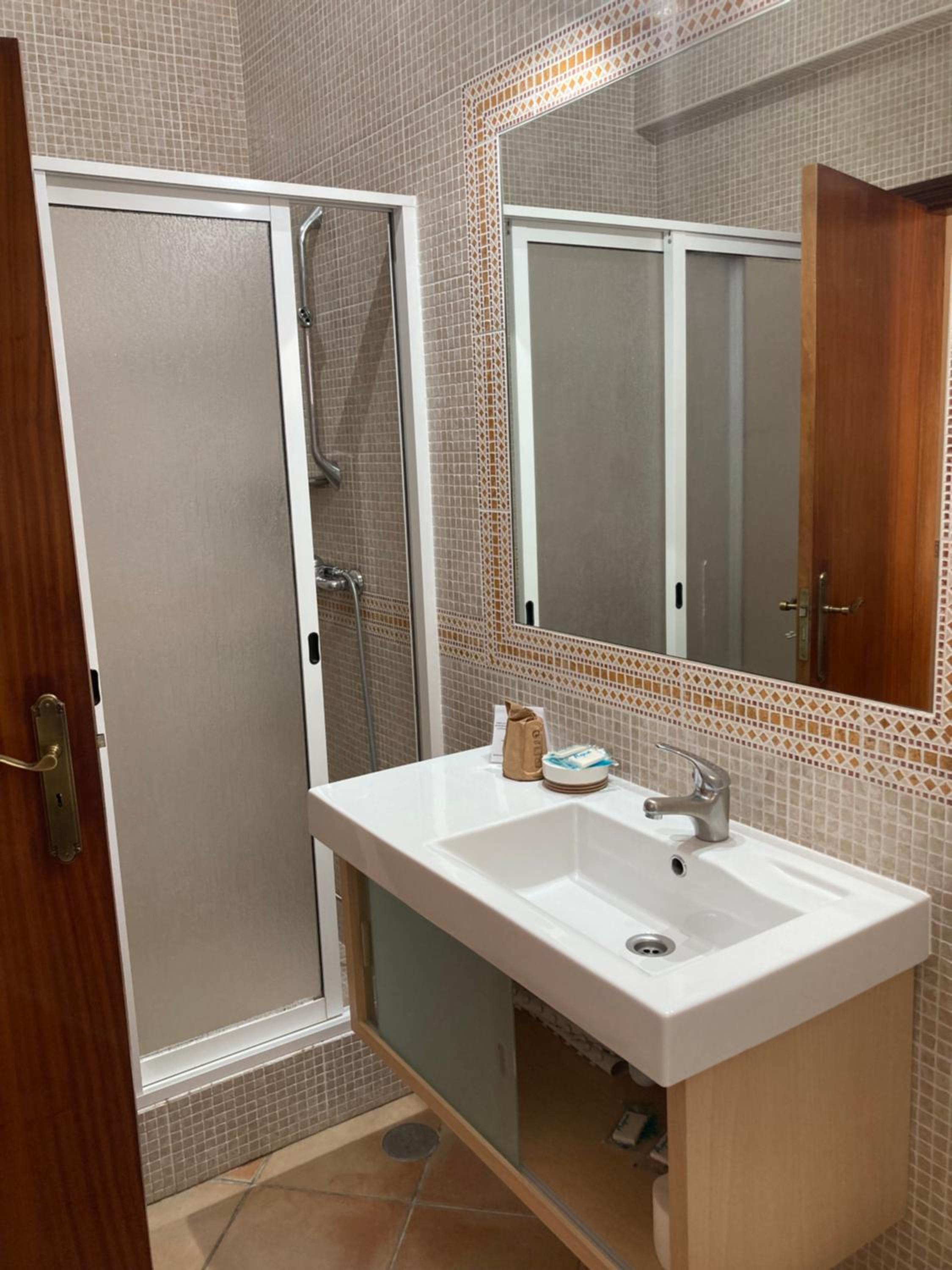 Double Room - Photo 9
