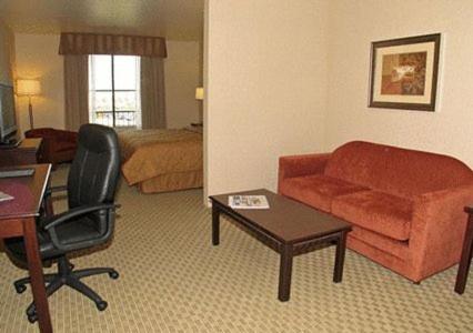 King Suite - Non-Smoking - Photo 4