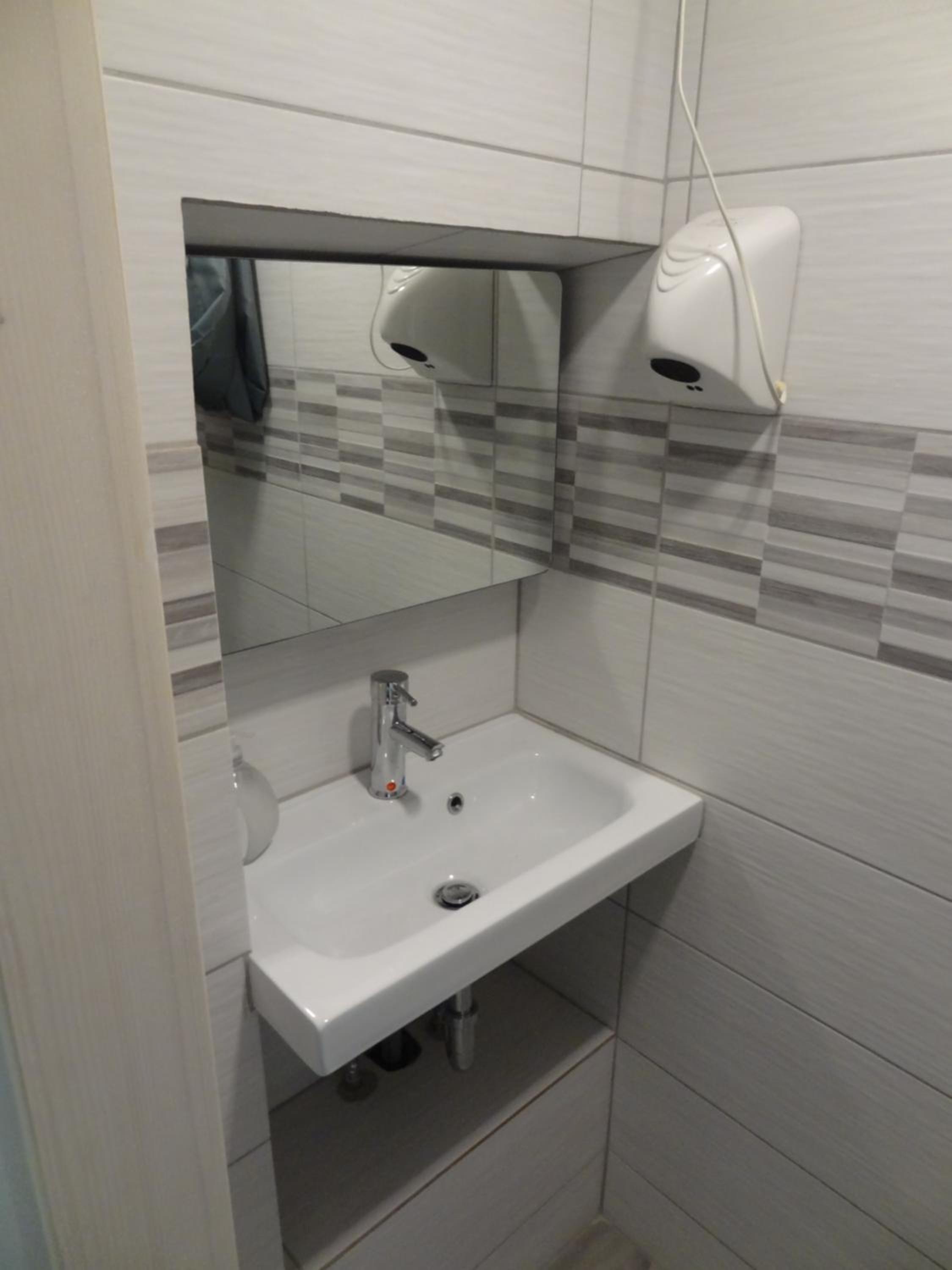 Double Room with Private Bathroom - Photo 18