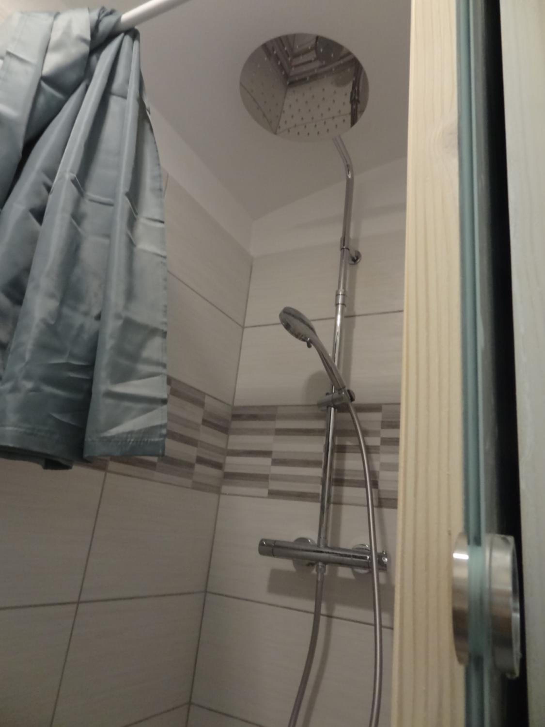 Double Room with Private Bathroom - Photo 16
