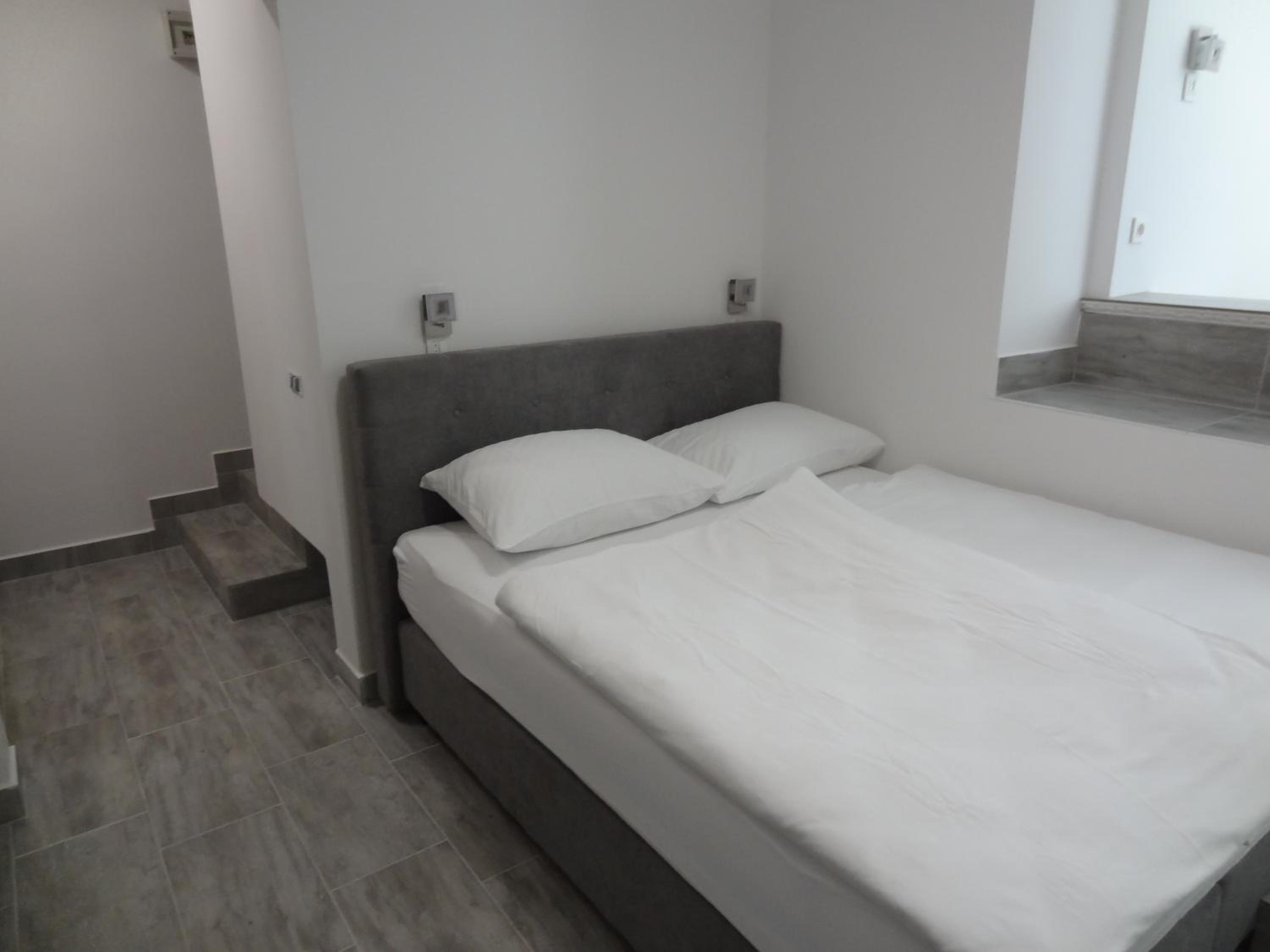 Double Room with Private Bathroom - Photo 7