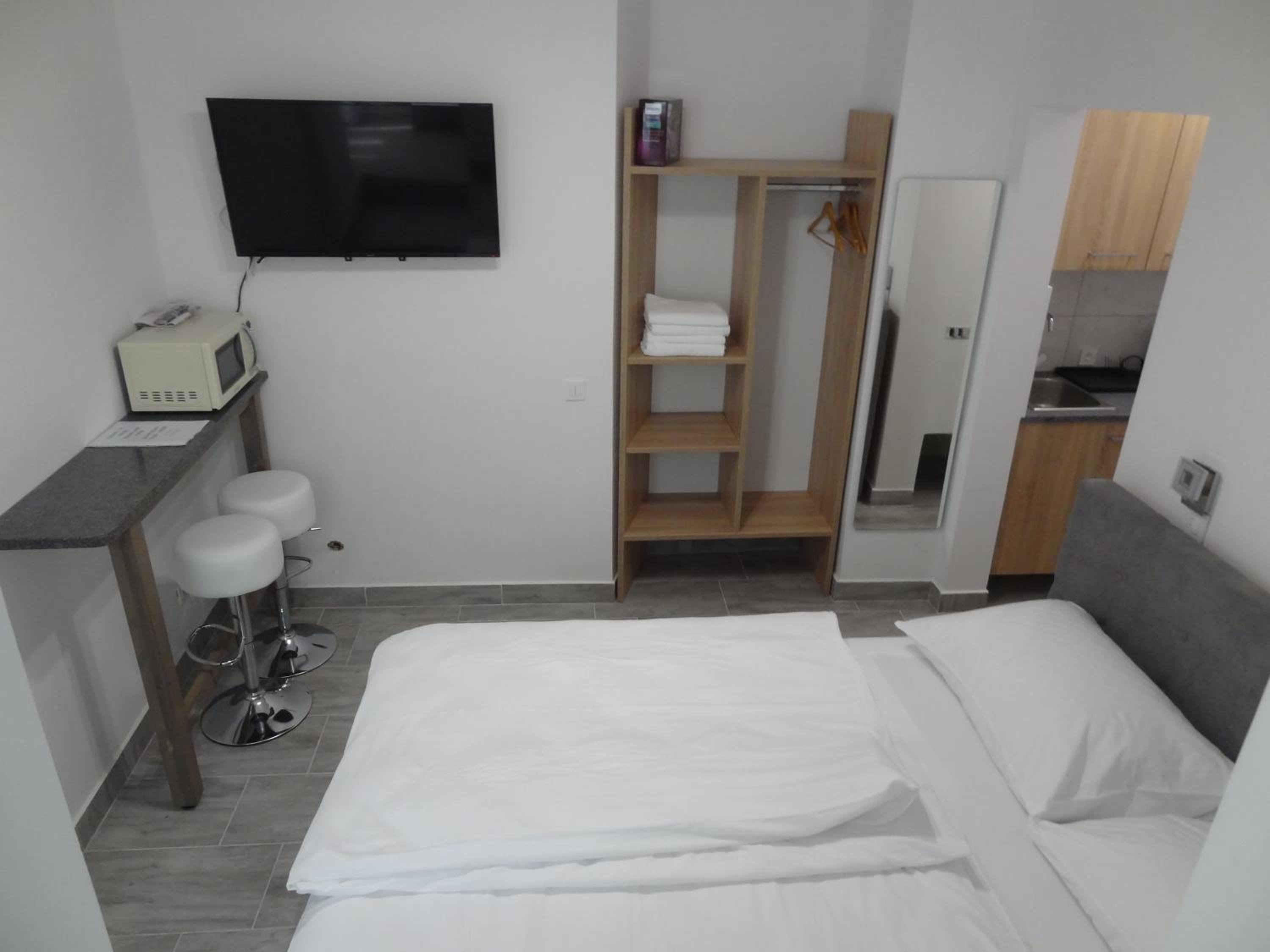Double Room with Private Bathroom - Photo 9