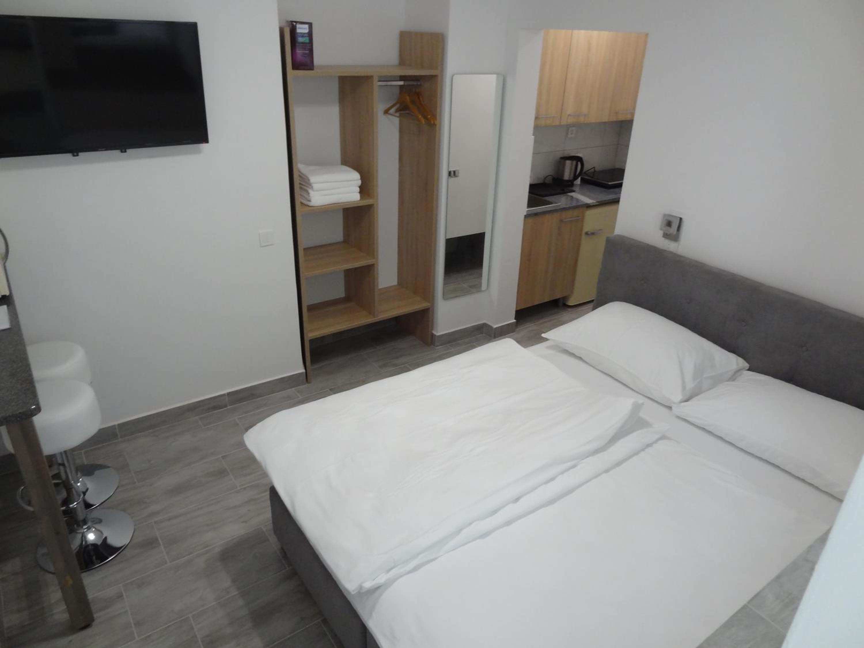 Double Room with Private Bathroom - Photo 10