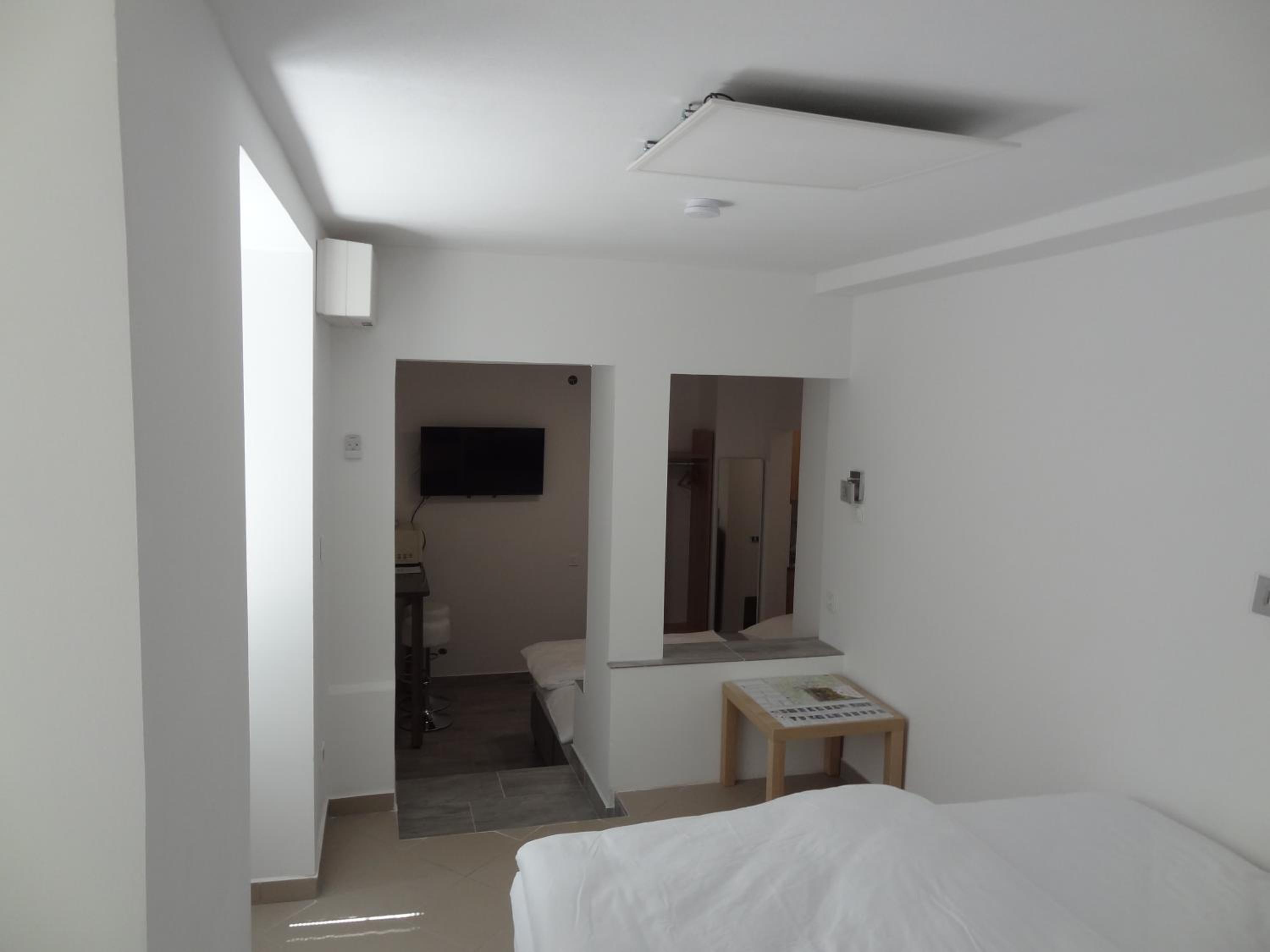 Double Room with Private Bathroom - Photo 11