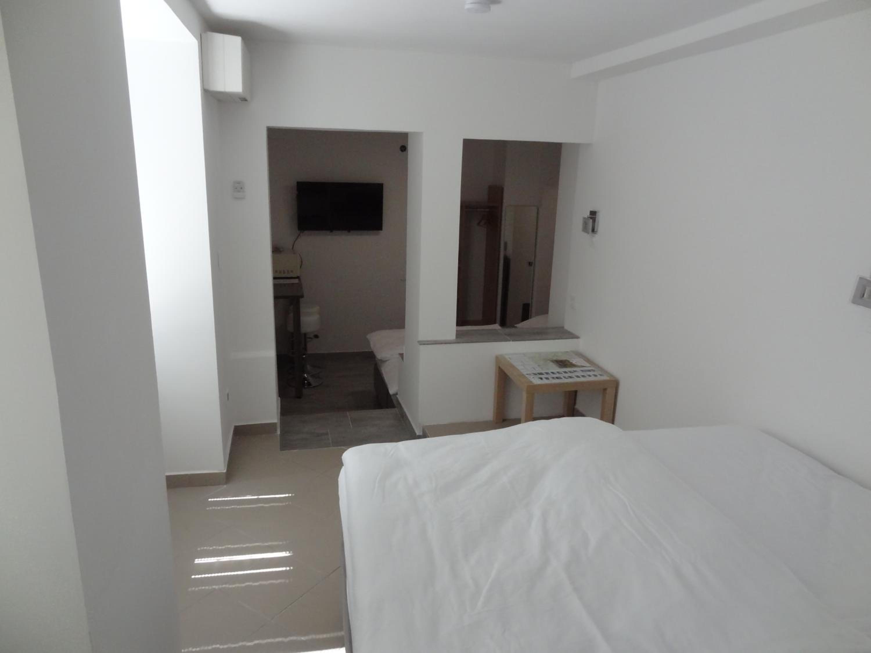 Double Room with Private Bathroom - Photo 12