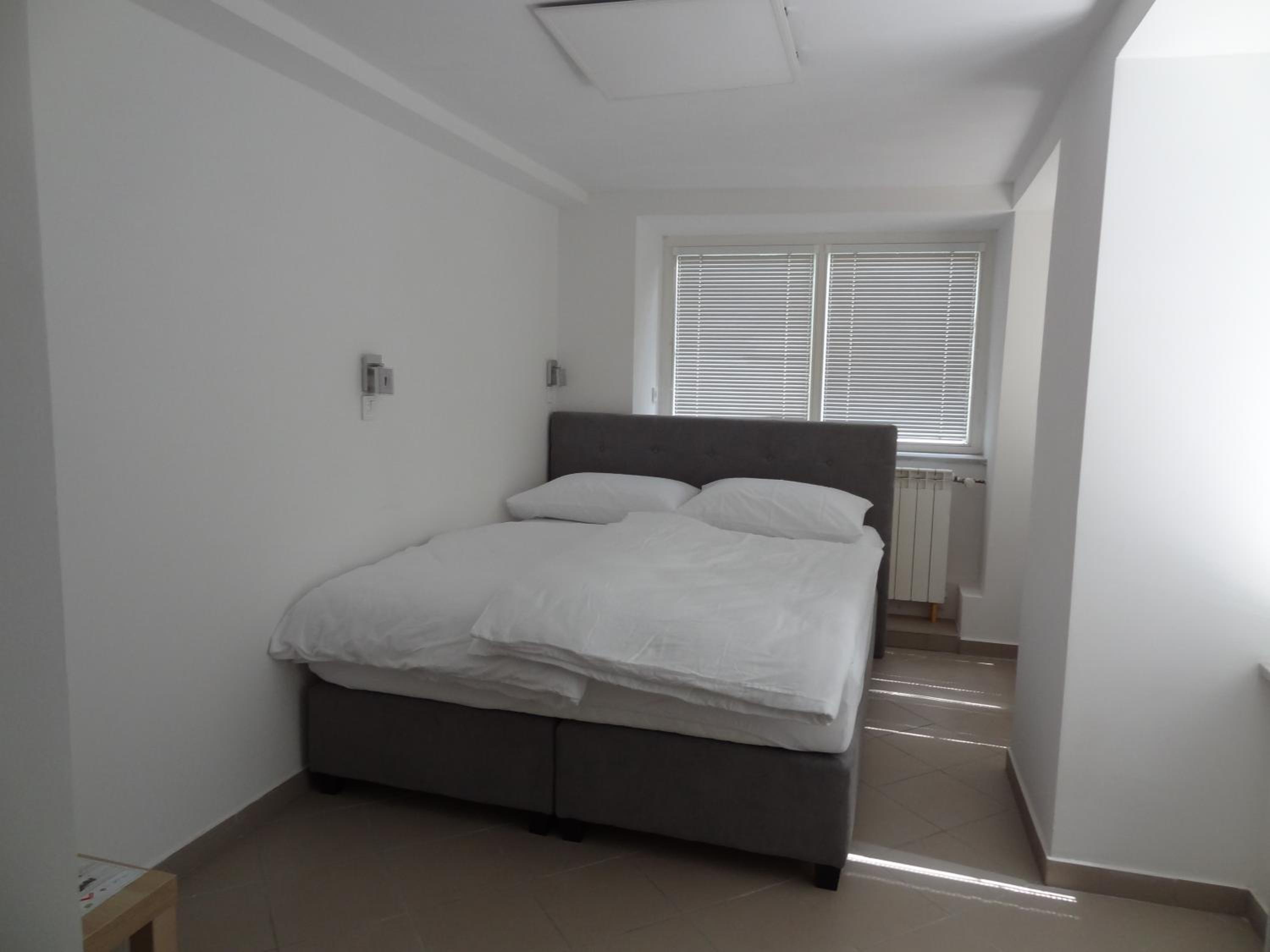 Double Room with Private Bathroom - Photo 13