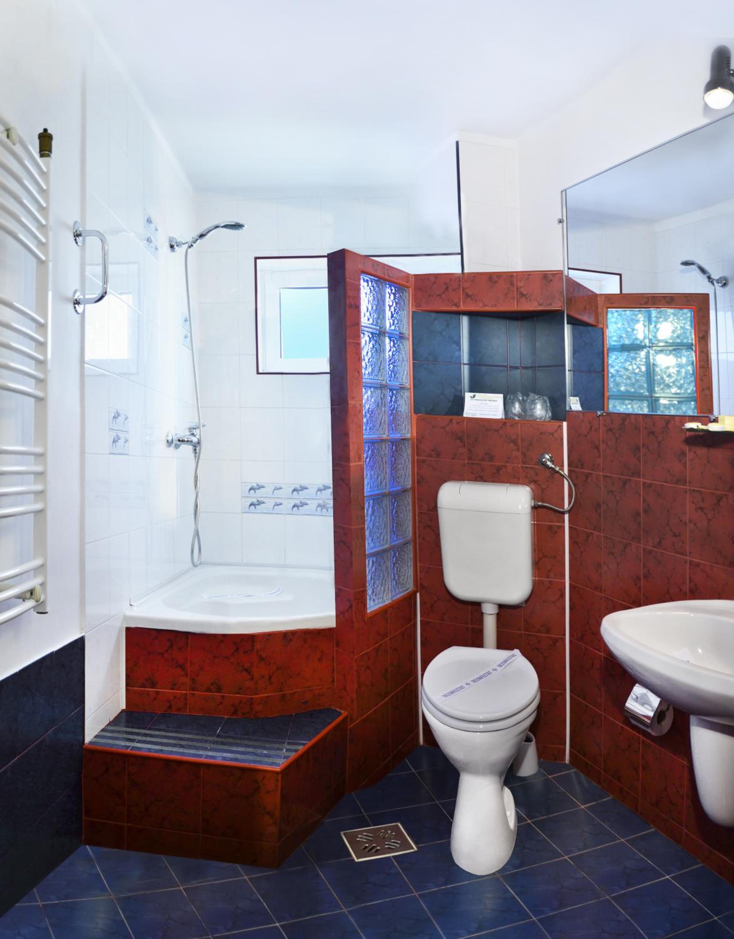 Double Room with large double bed - Photo 12