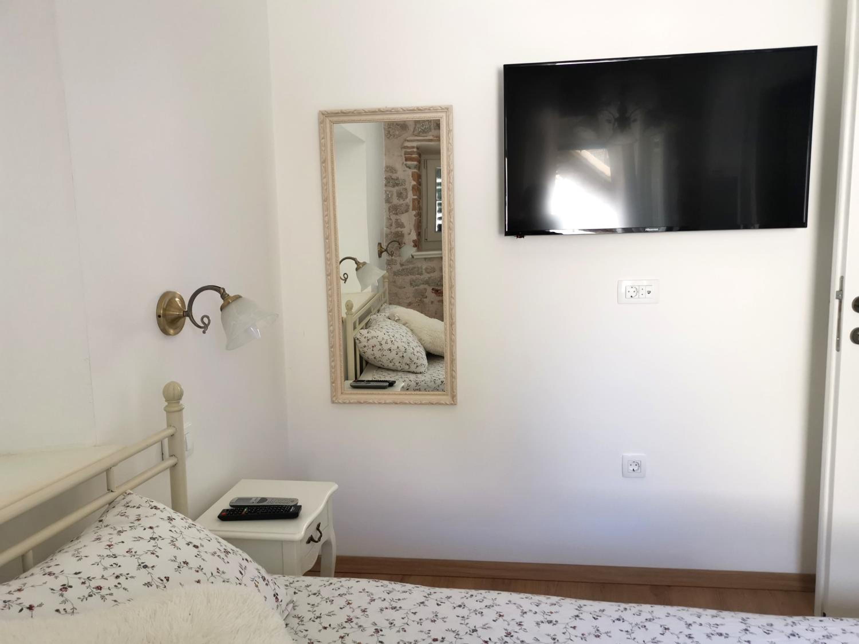 Small Double Room - Photo 5