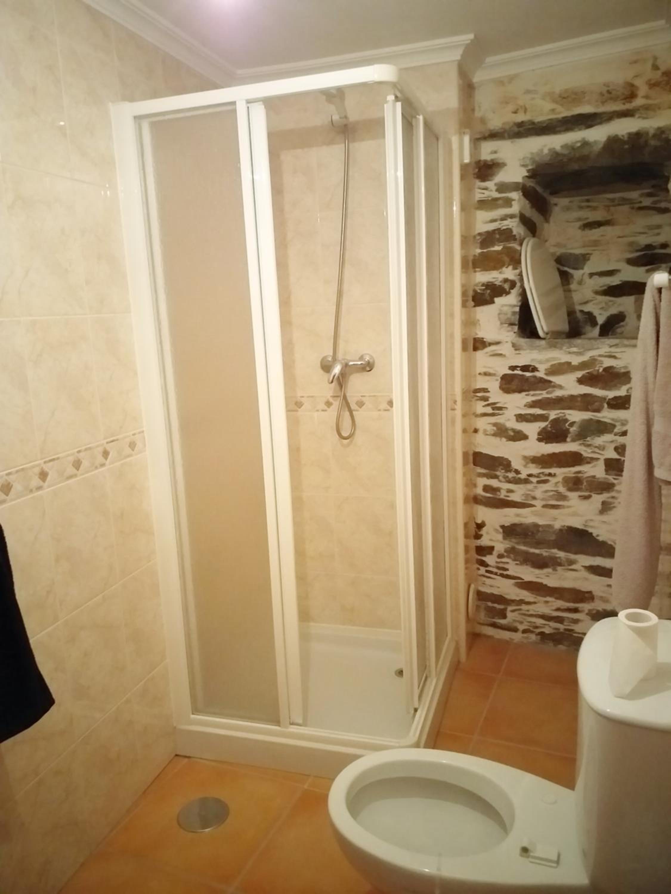 Six-Bedroom House - Photo 24