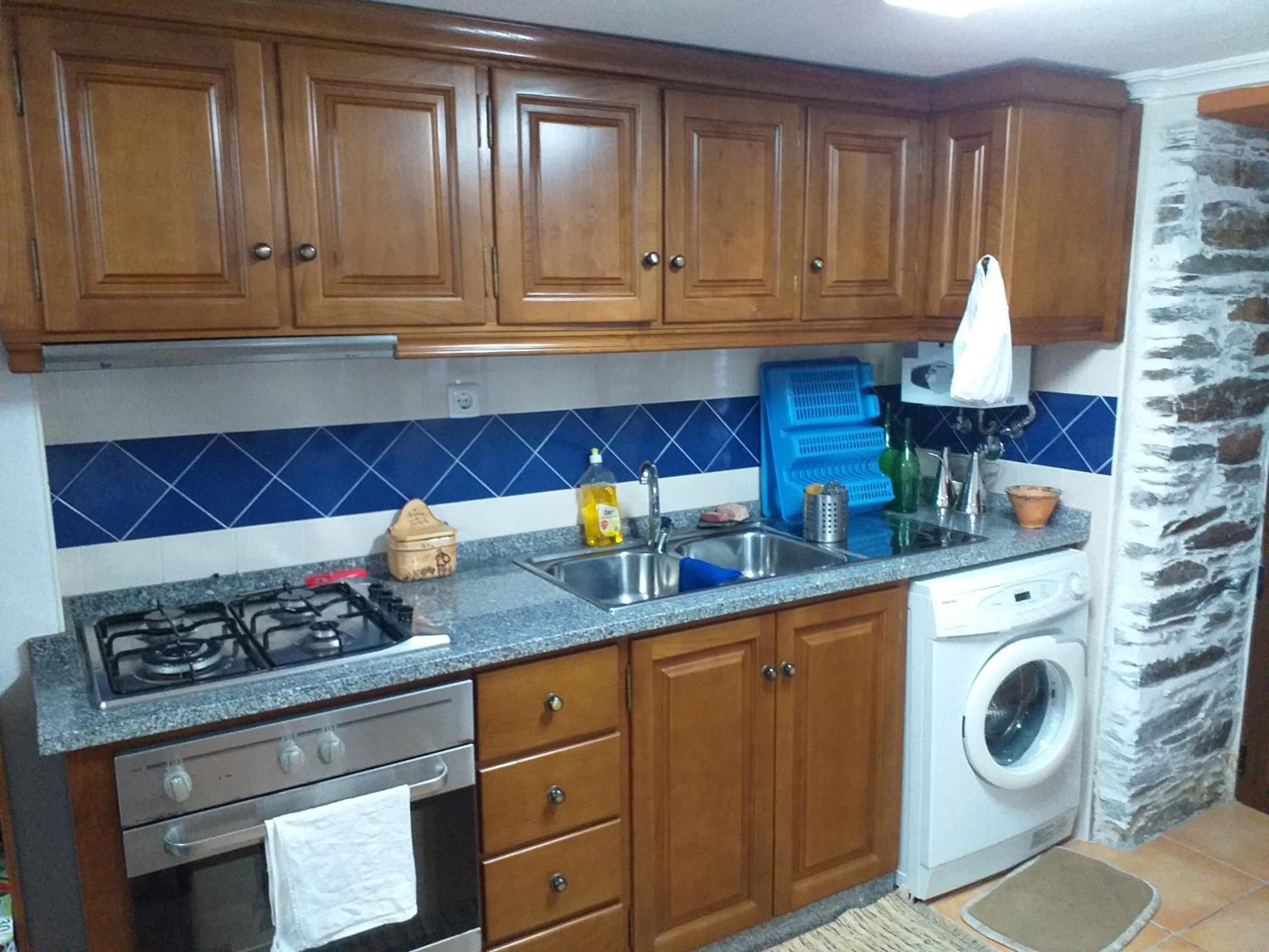 Six-Bedroom House - Photo 11