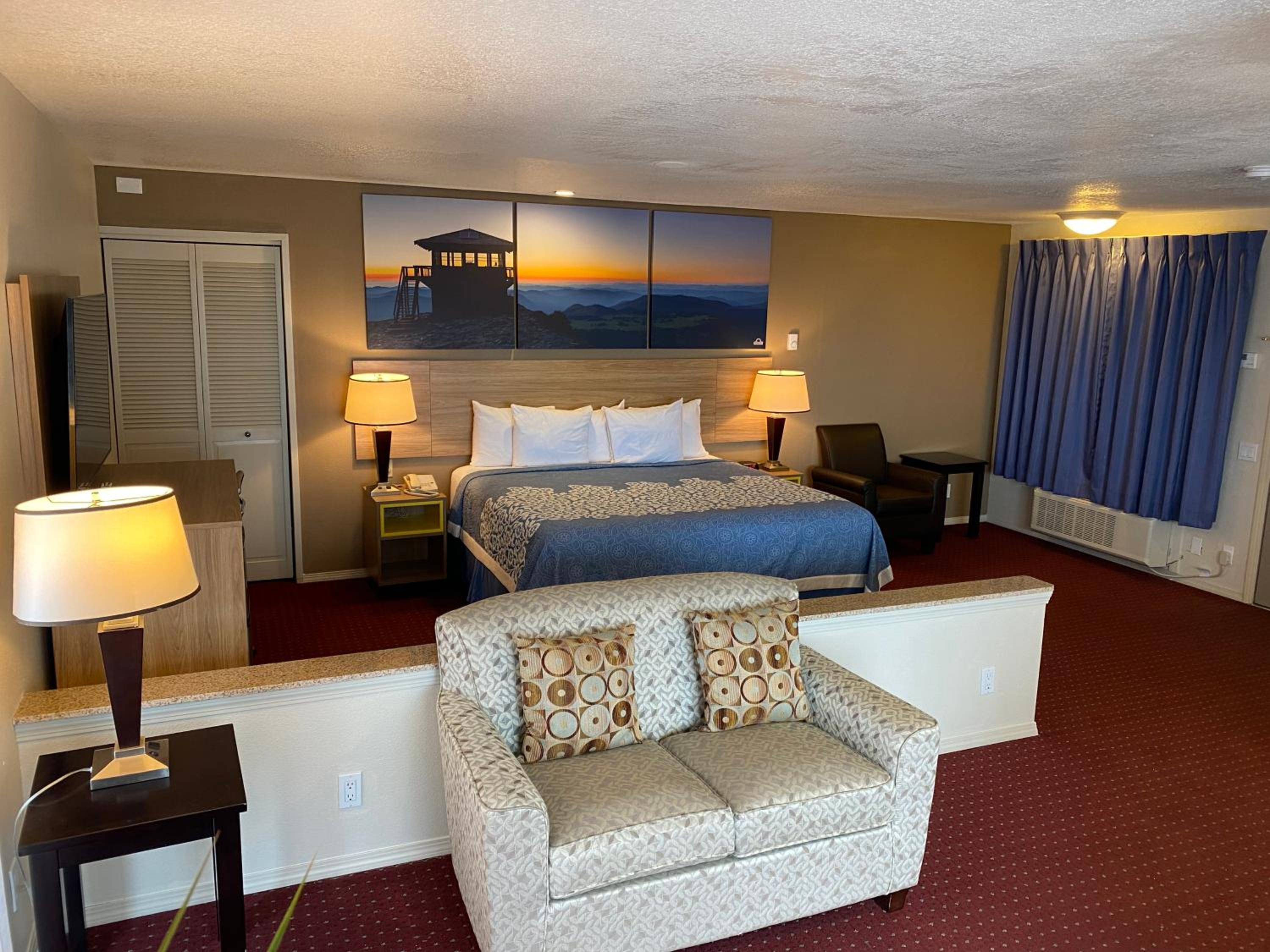 Deluxe King Suite - Non-Smoking - Photo 3