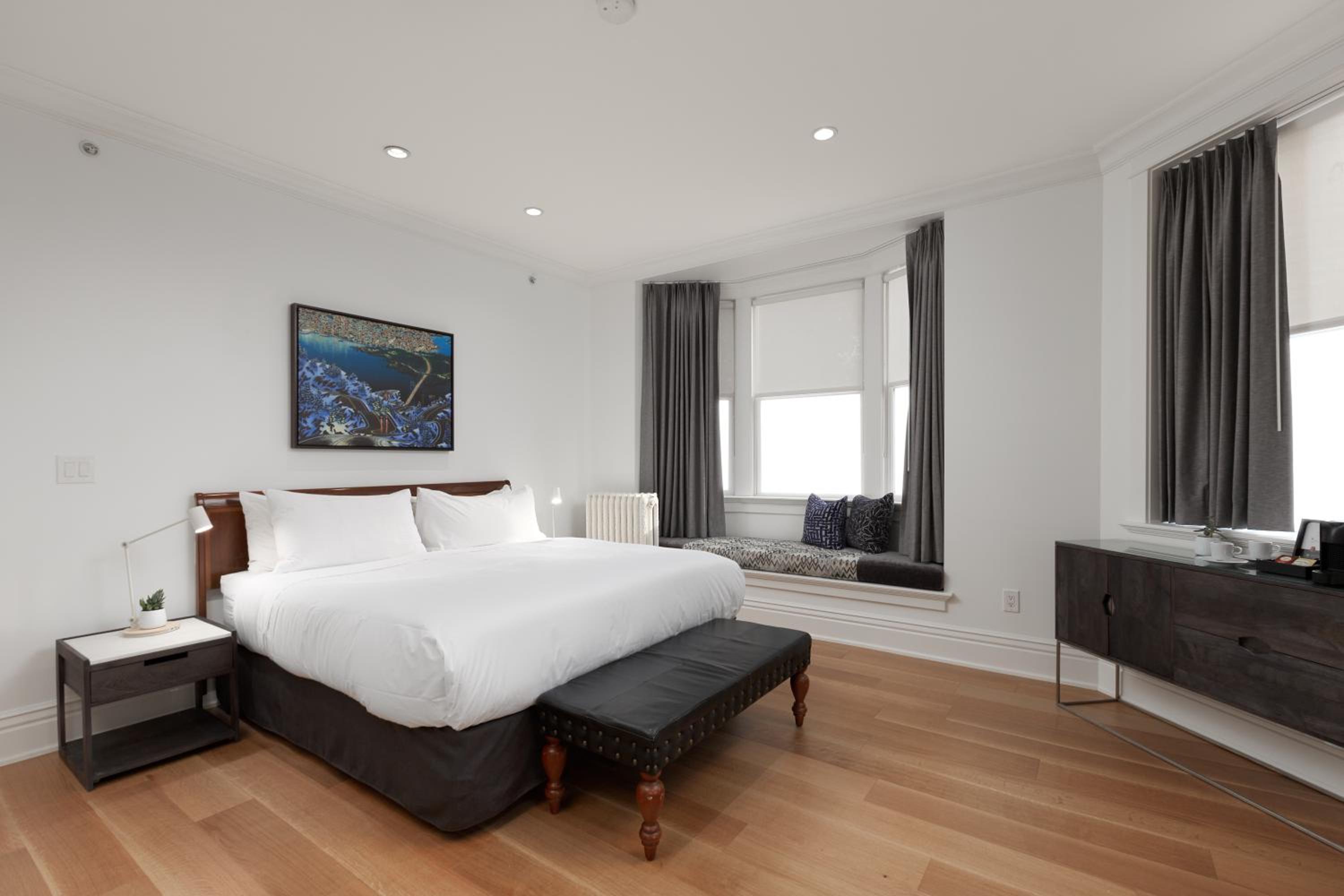Superior King Room thumbnail 6