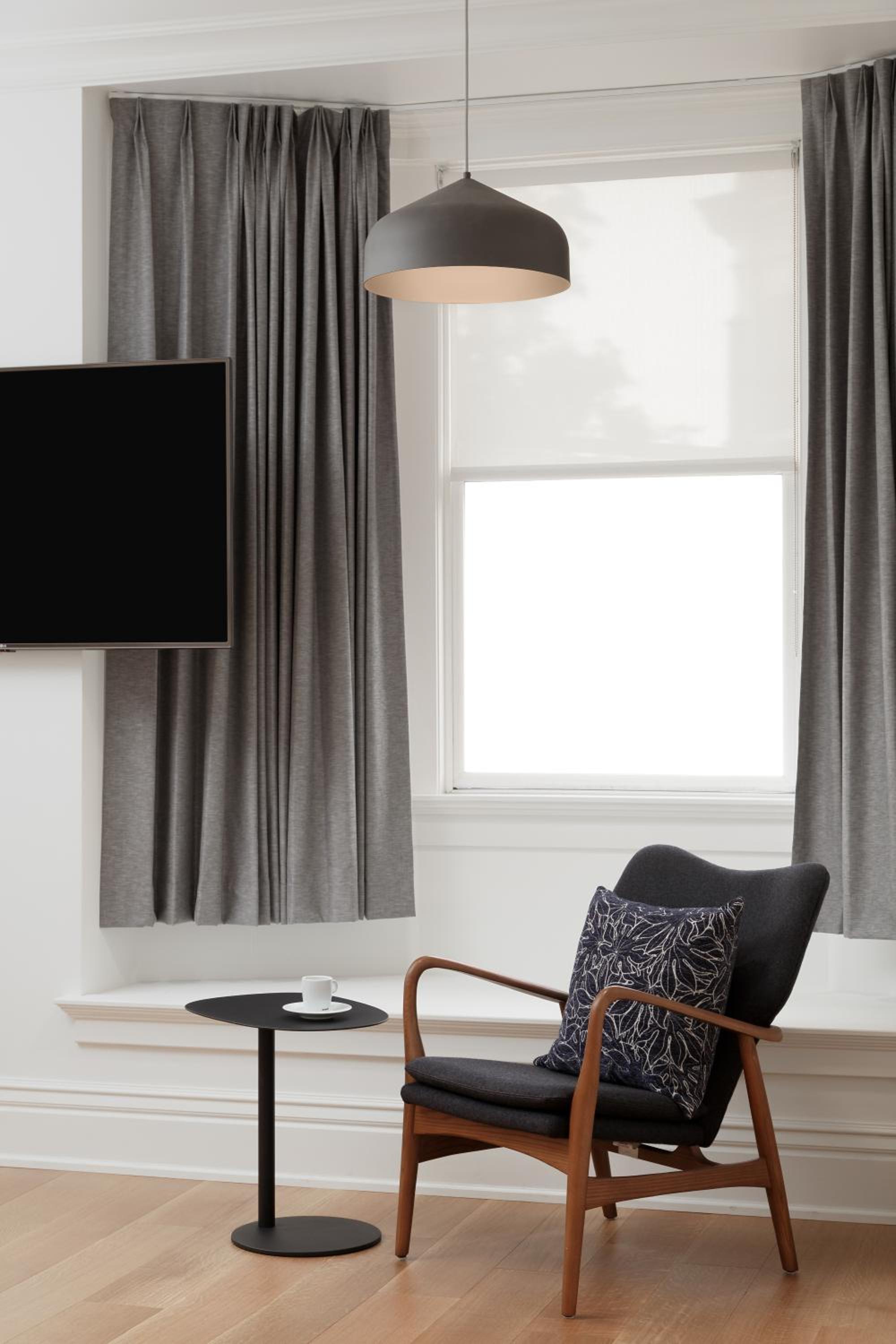 Superior King Room thumbnail 5