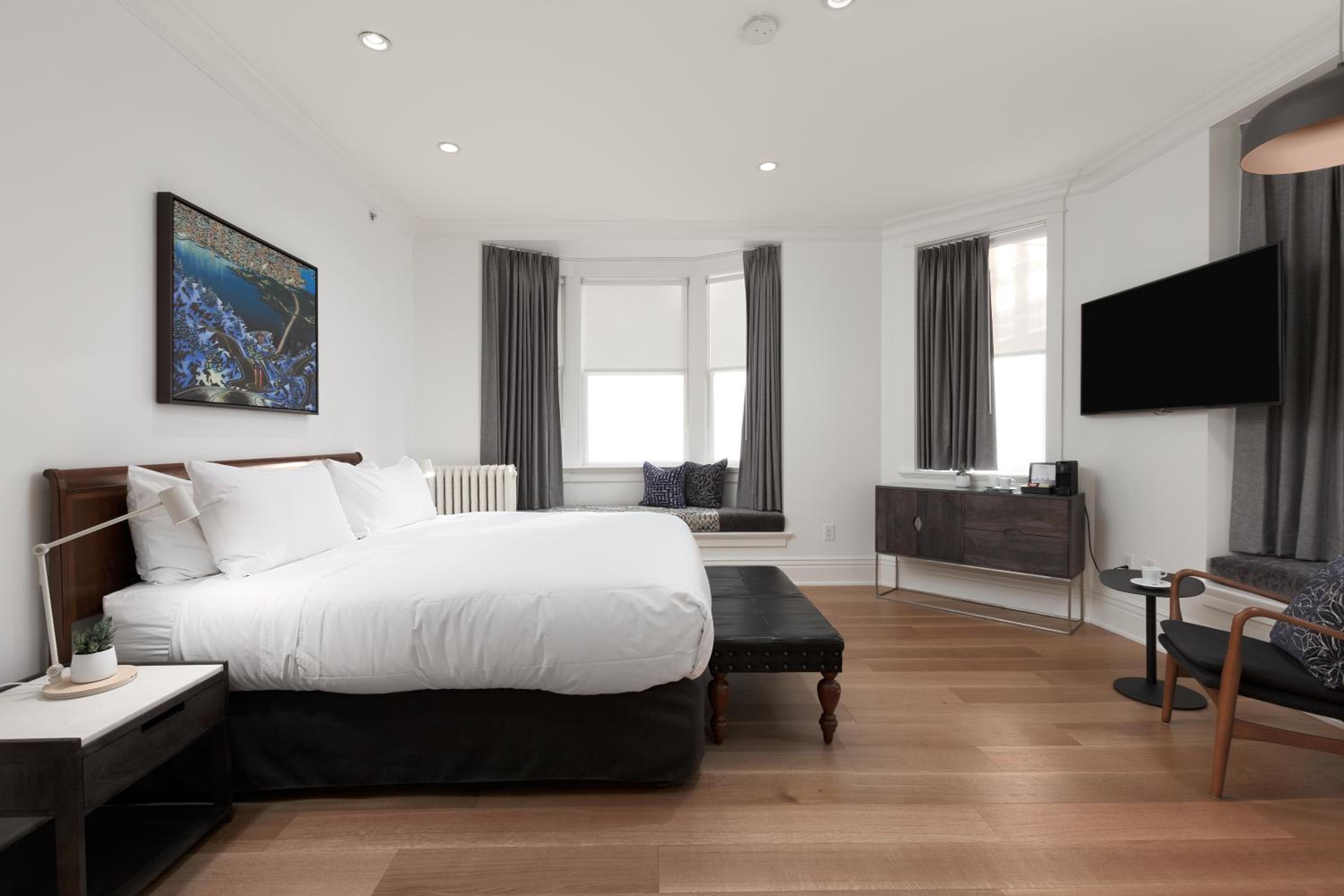 Superior King Bed (Private Bathroom)