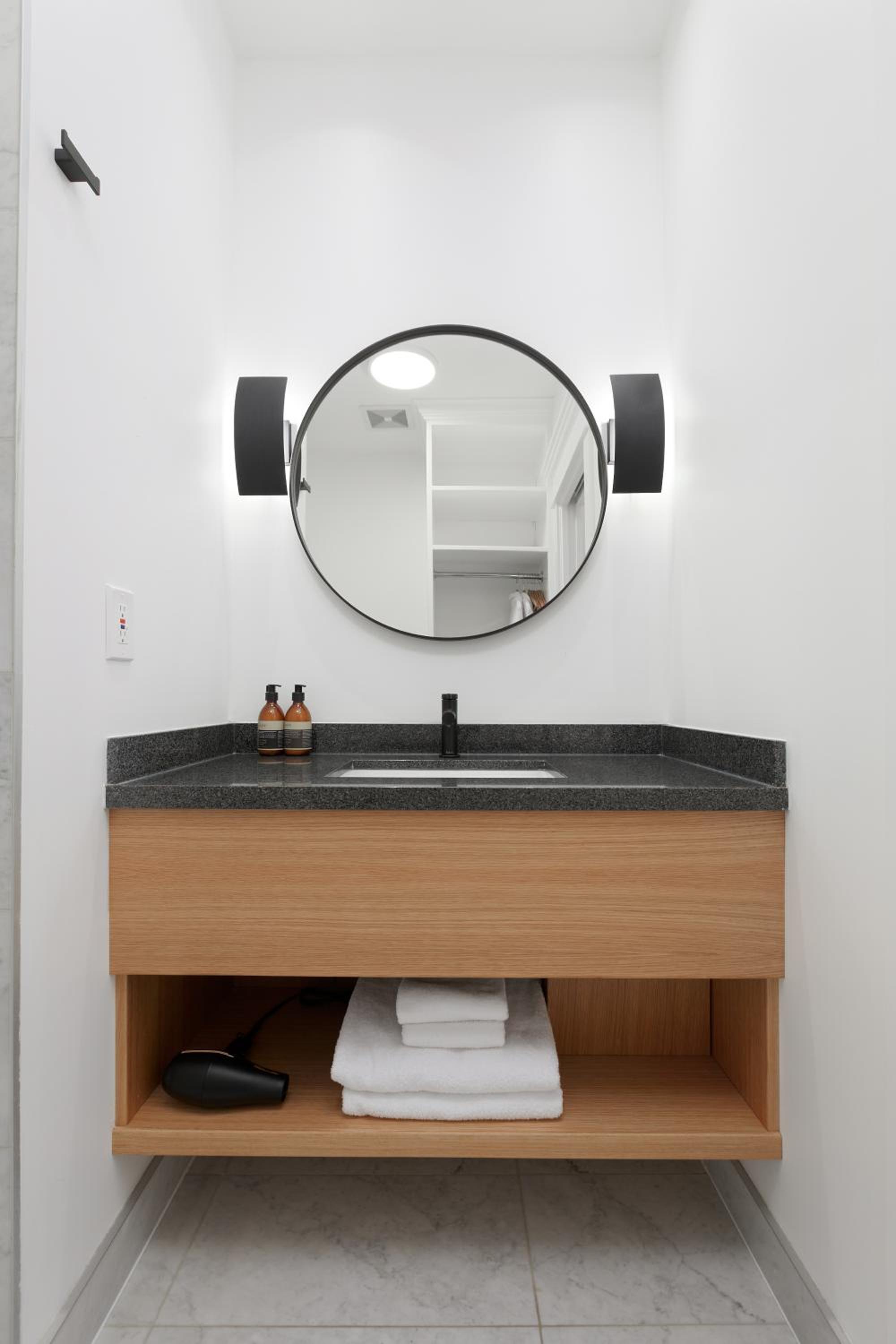 Superior King Room - Photo 9