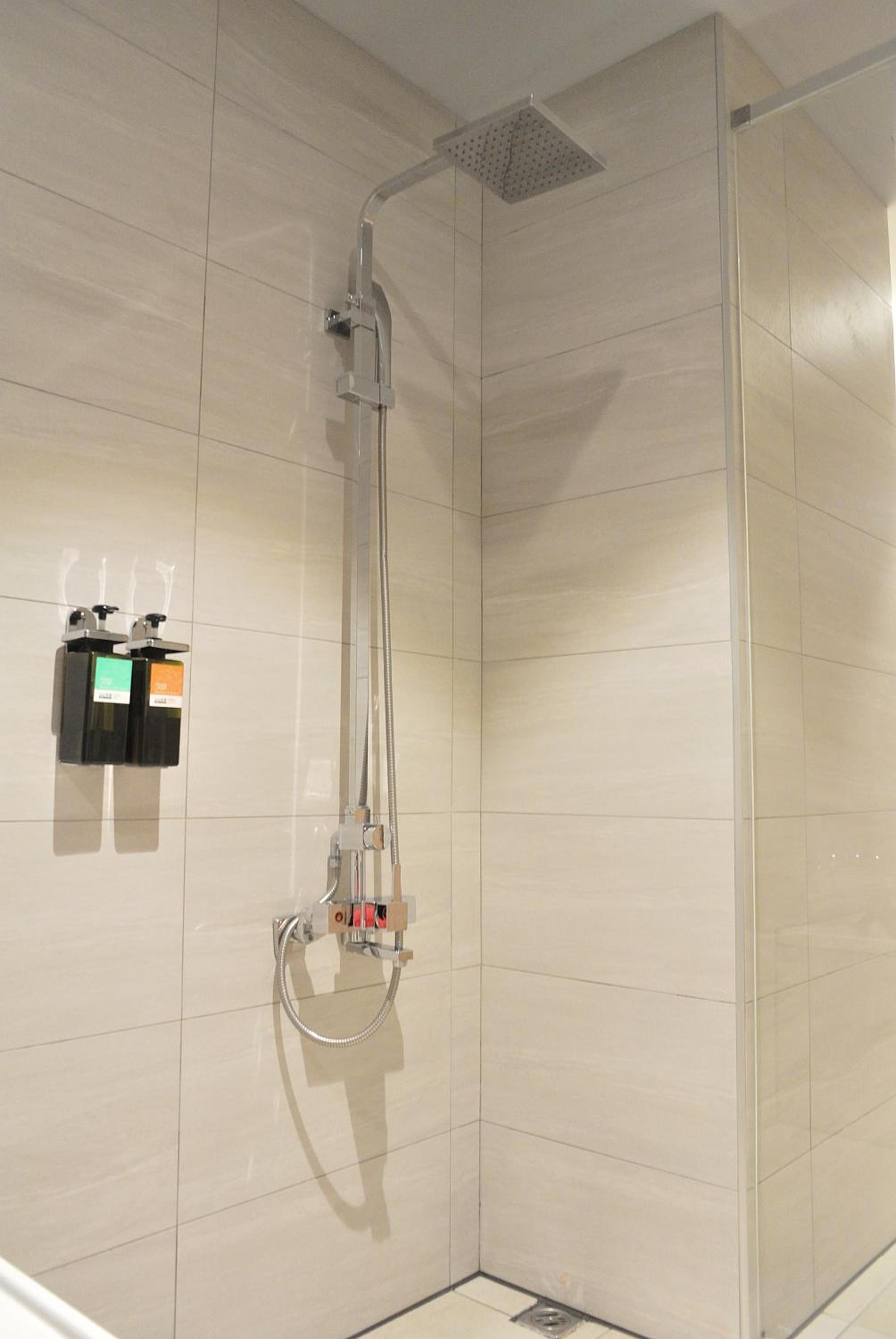 Deluxe Family Room with Bathtub photo 3