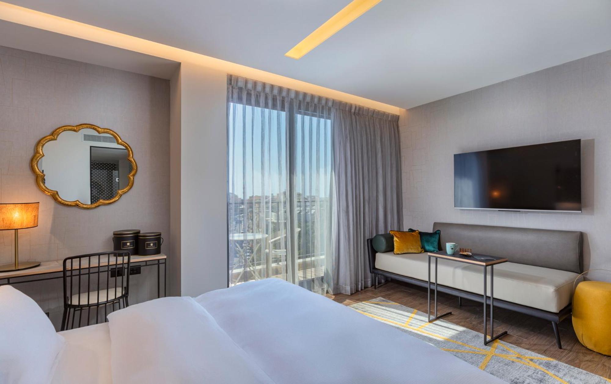Deluxe Room with Balcony - Photo 5