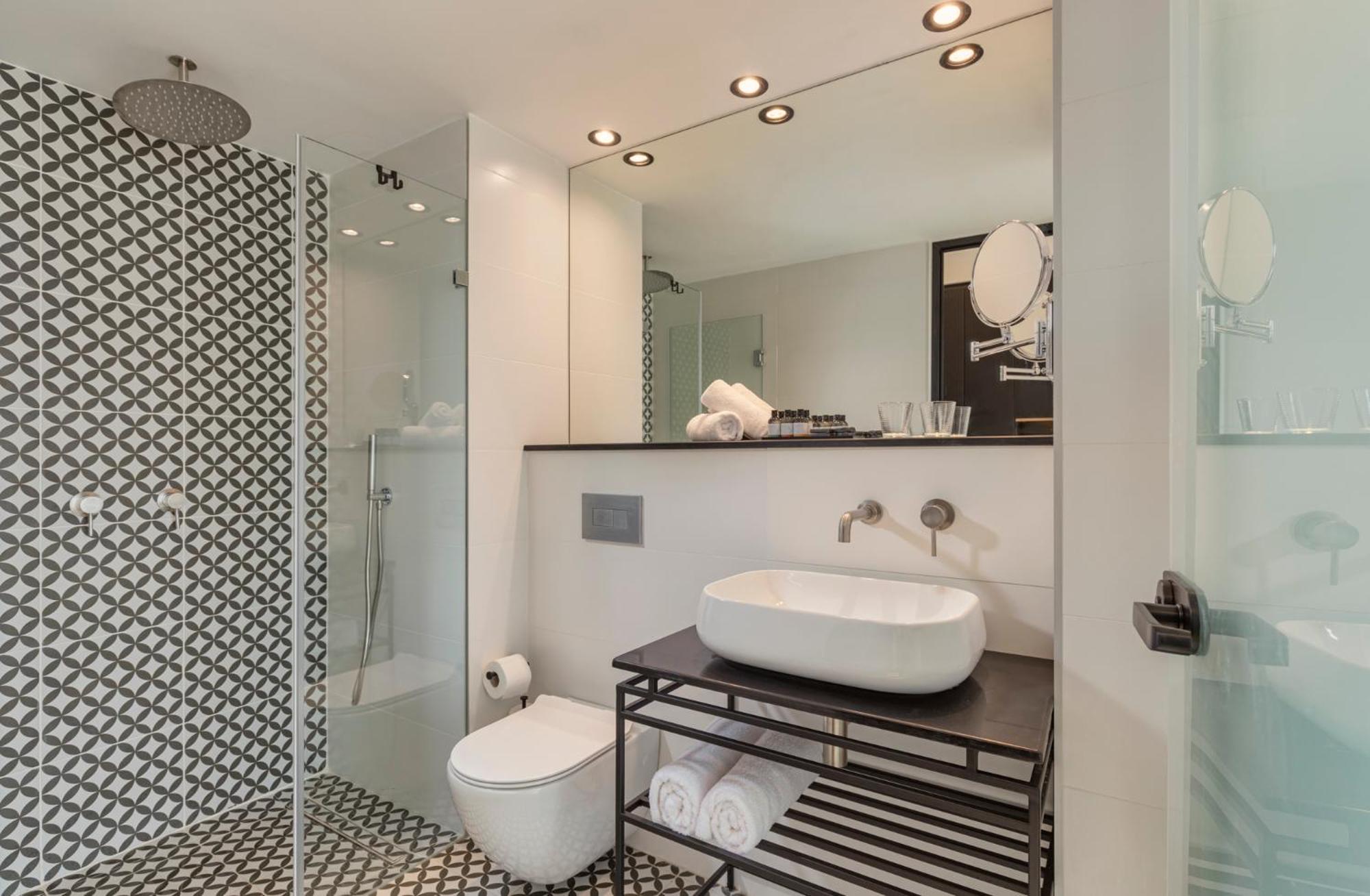 Deluxe Room with Balcony - Photo 7