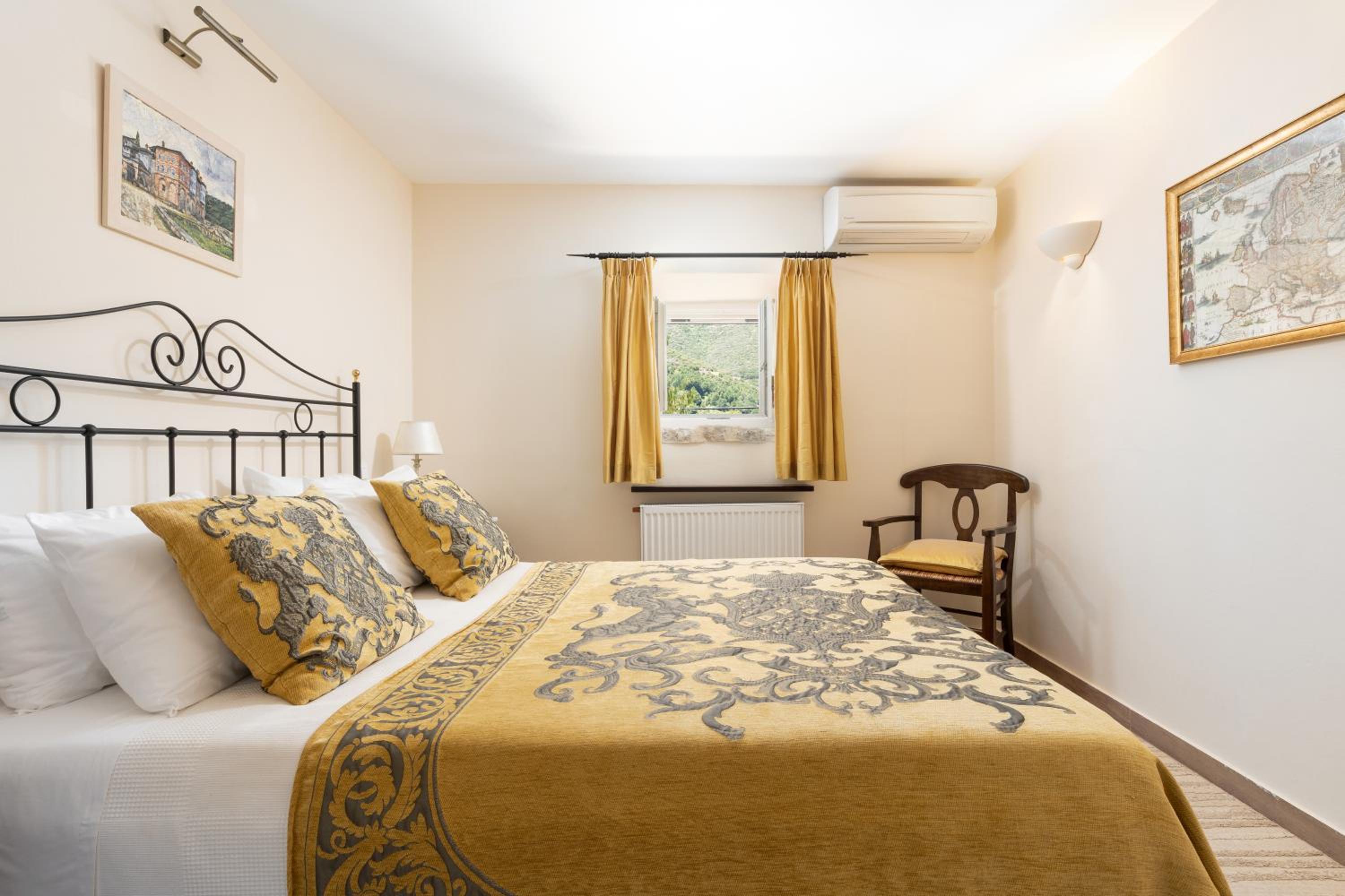 Deluxe King Suite