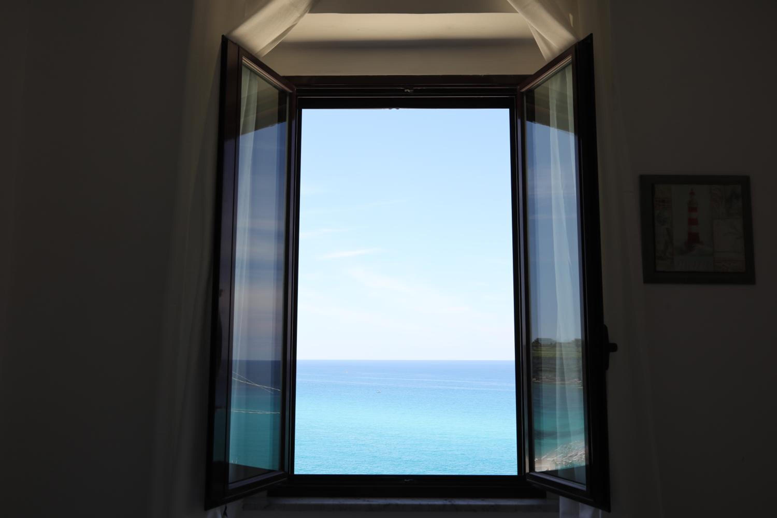 Quadruple Room with Sea View - Photo 5