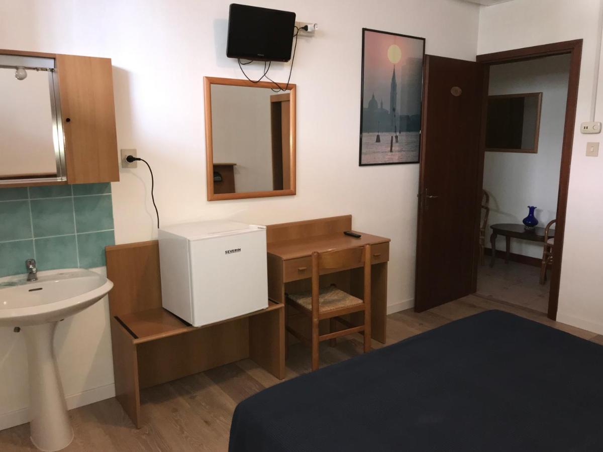 Economy Quadruple Room with Private External Bathroom photo 3