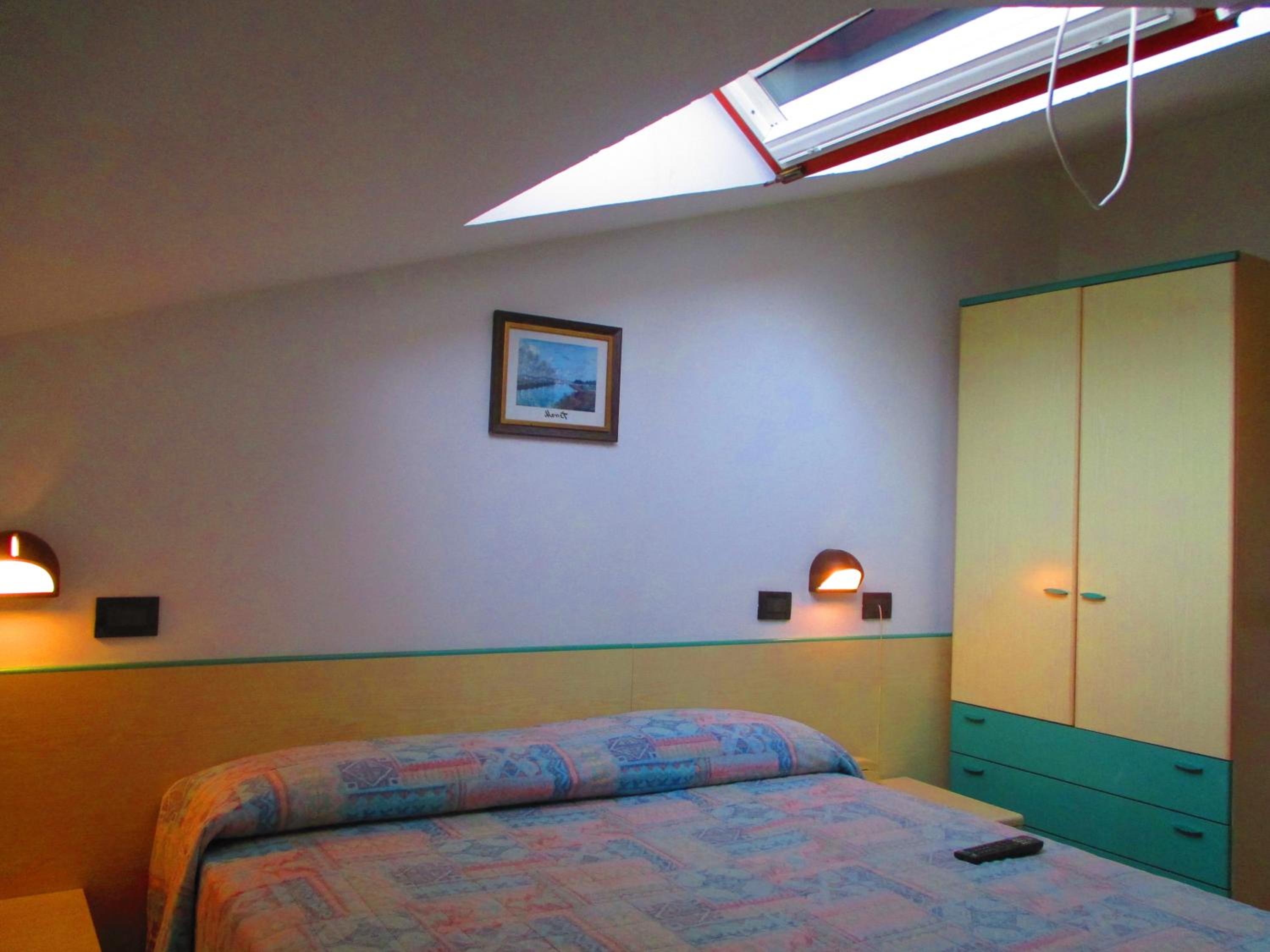 Small Double Room - Attic - Photo 6