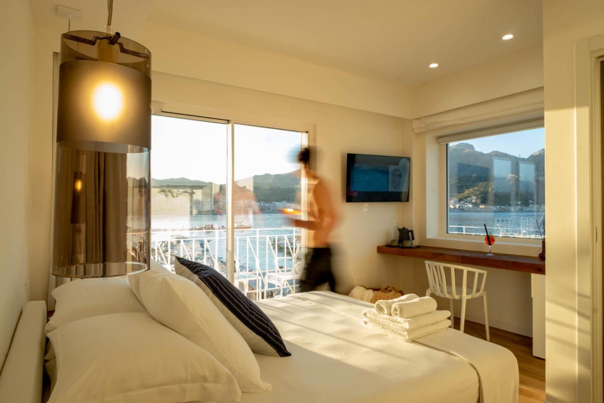 Deluxe Double Room with Sea View - Photo 9