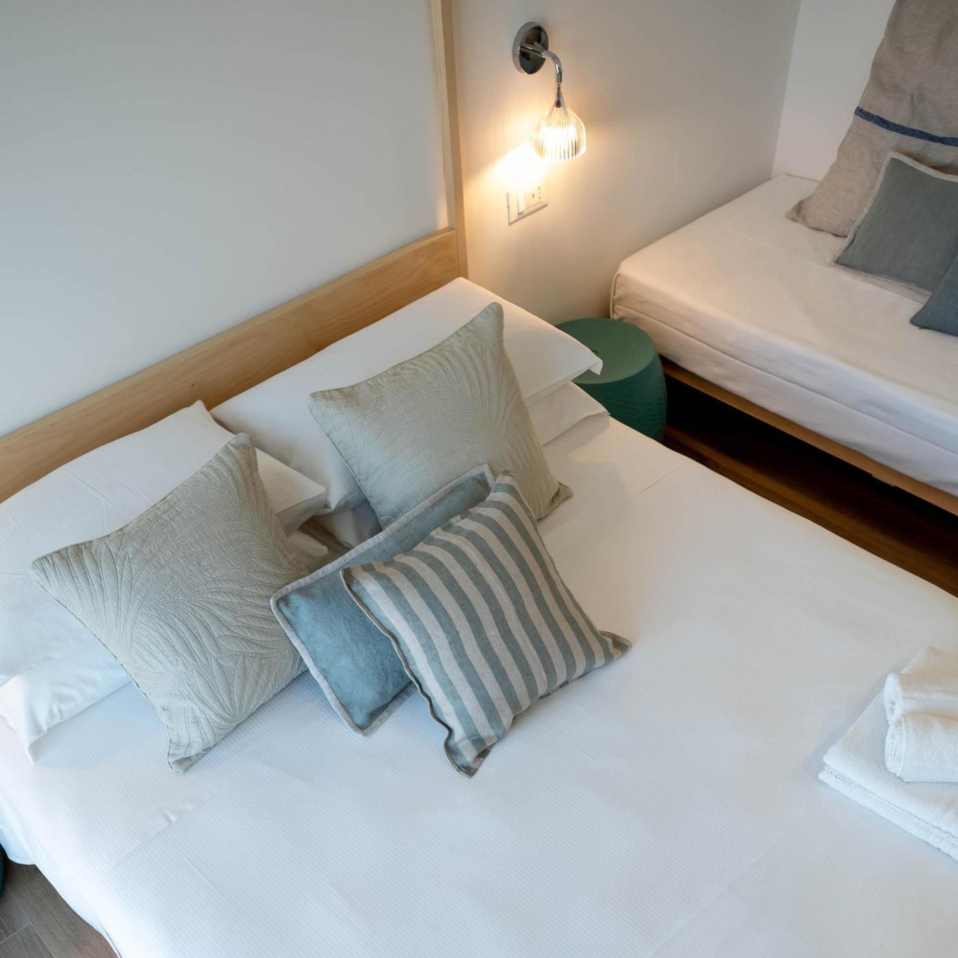 Deluxe Double Room with Extra Bed - Photo 6