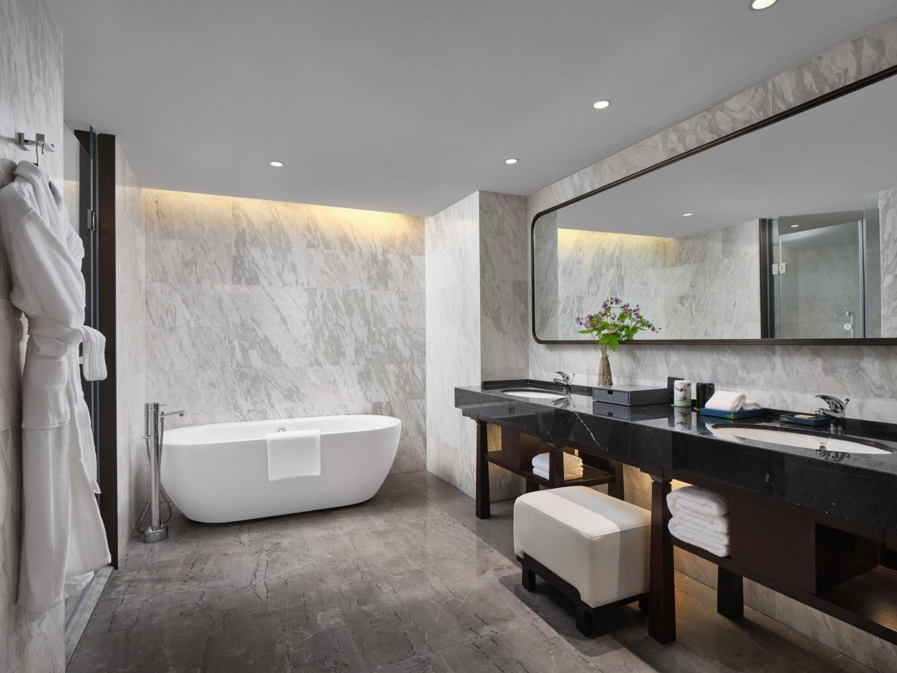 Suite - Photo 5