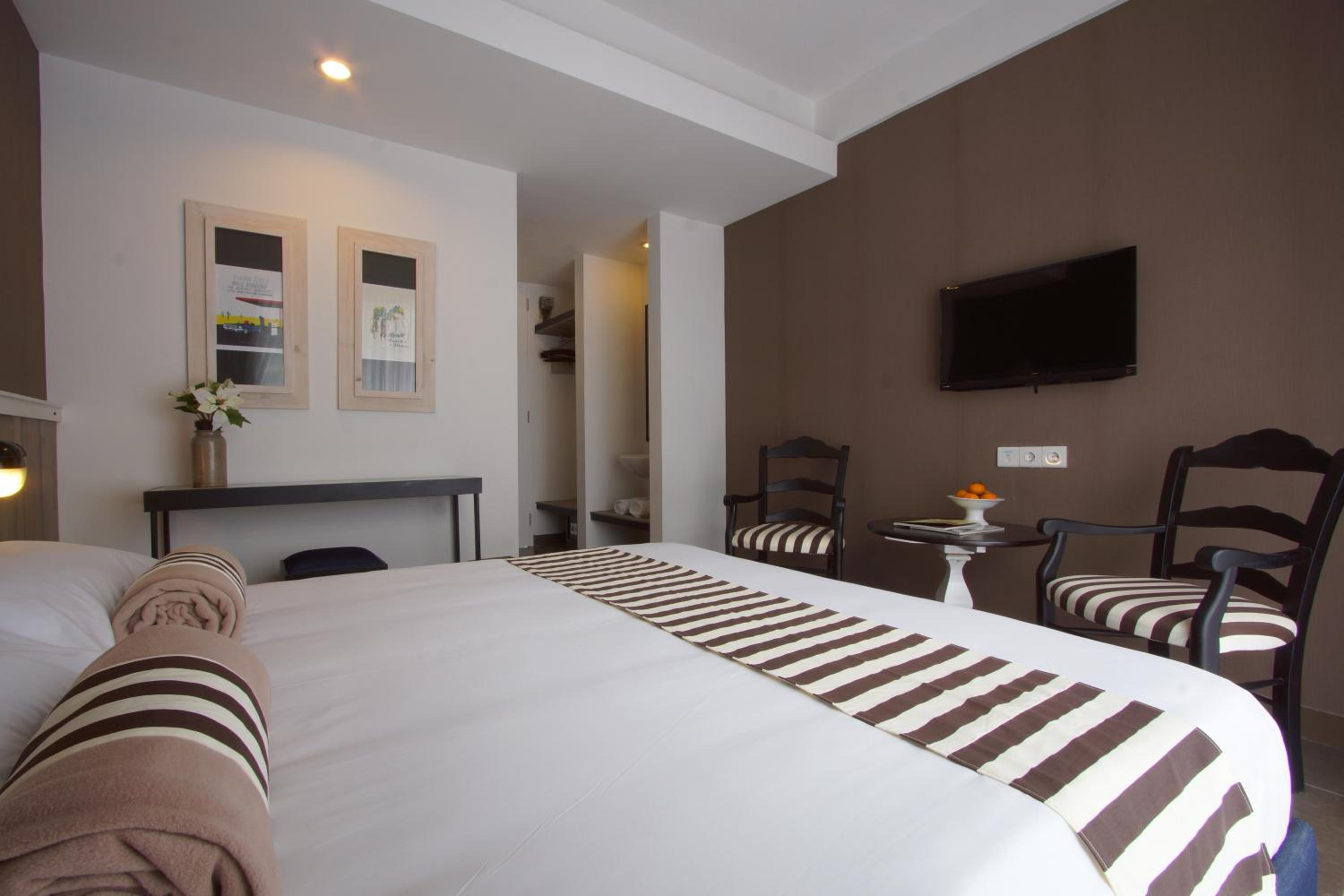 Double or Twin Room with Balcony - Photo 1
