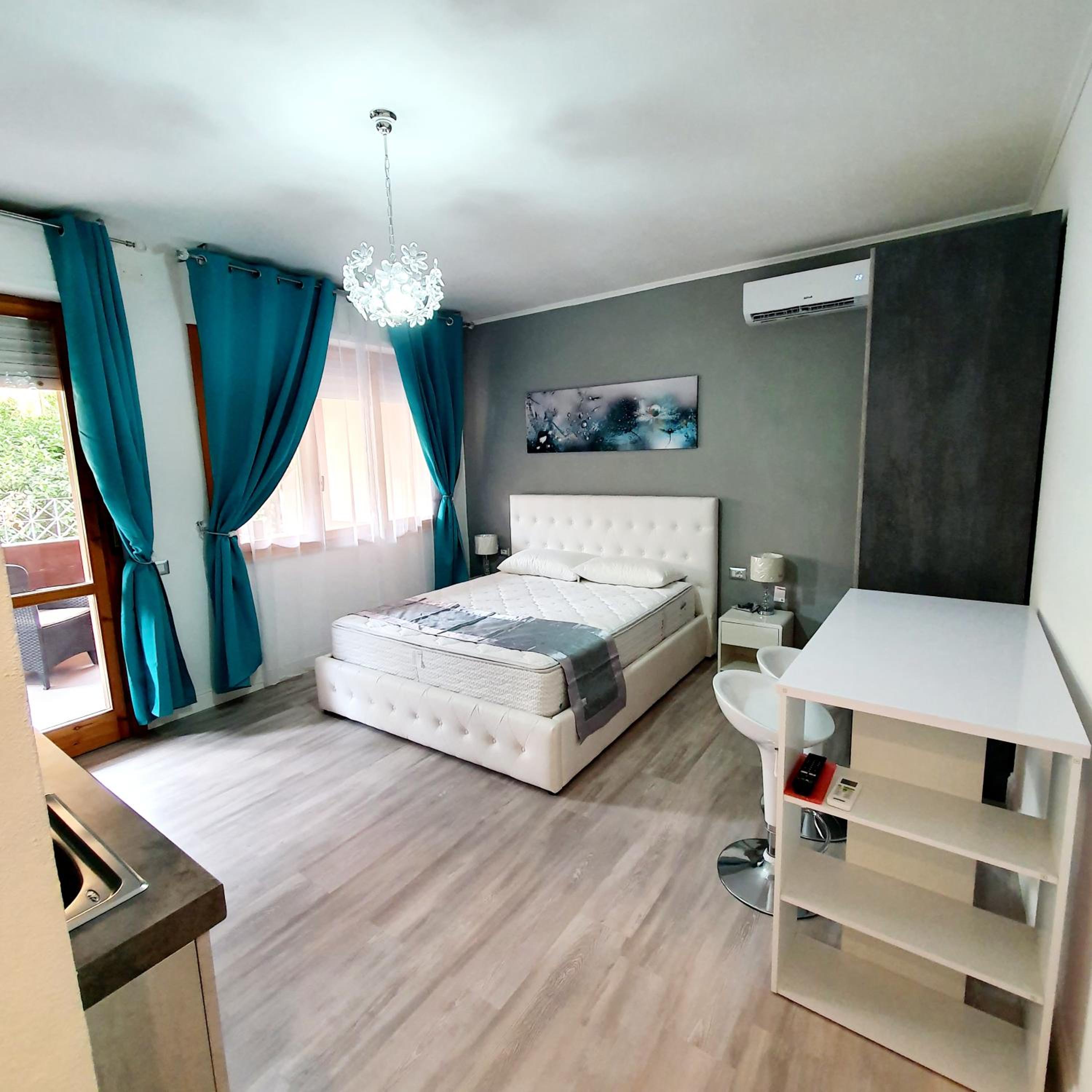 One-Bedroom Apartment - Photo 1