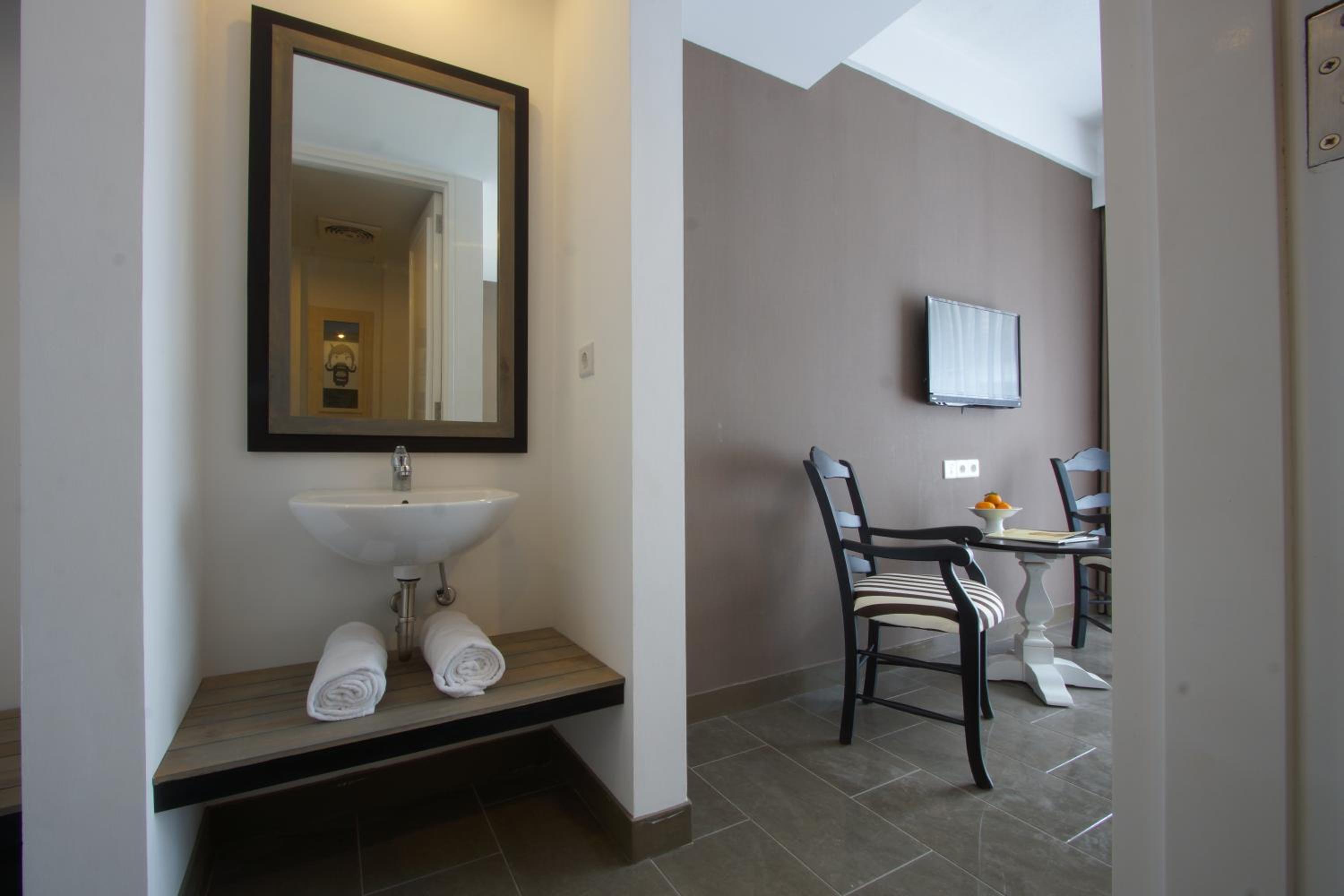 Double or Twin Room with Balcony - Photo 4