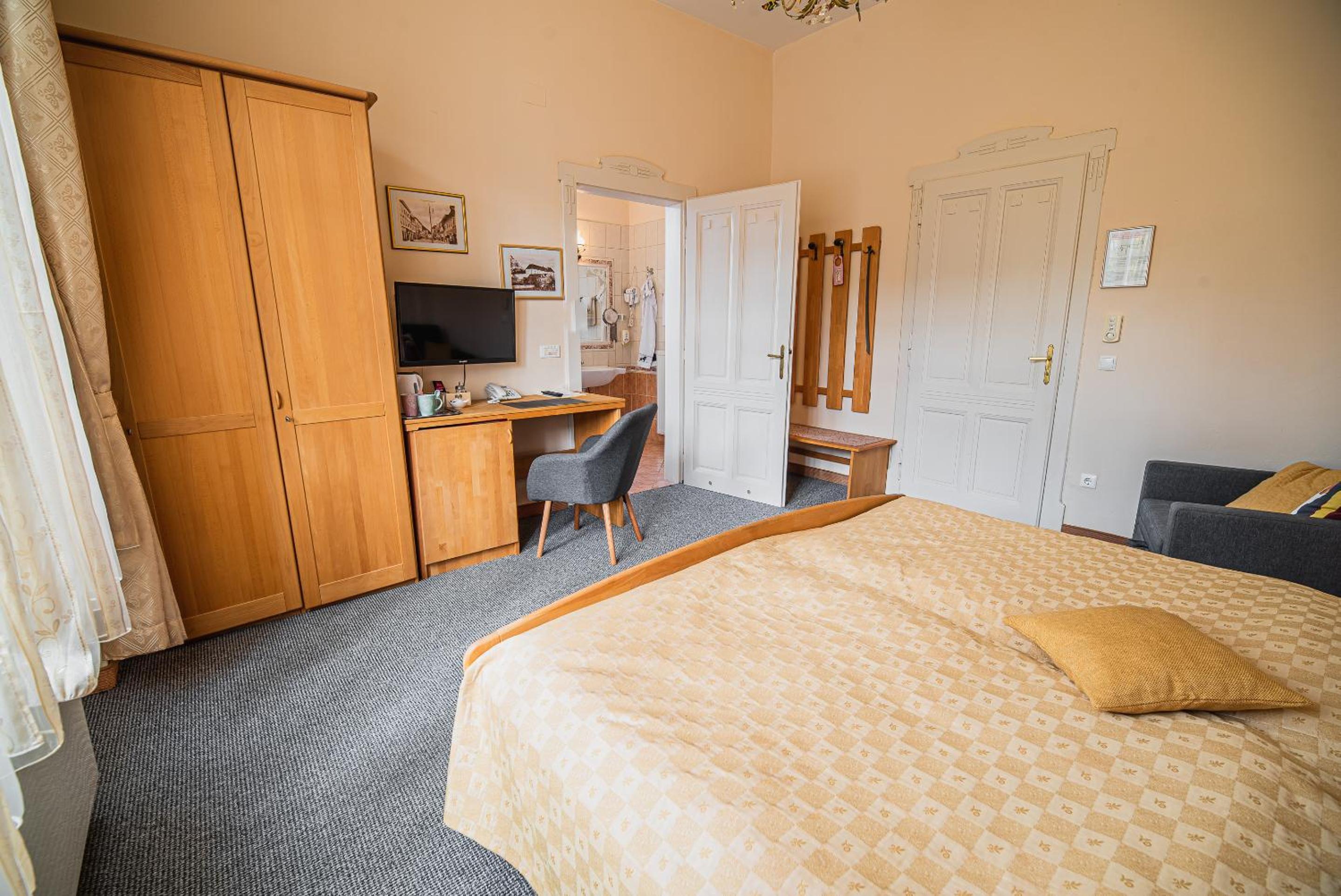 Deluxe Double Room with Bath photo 2