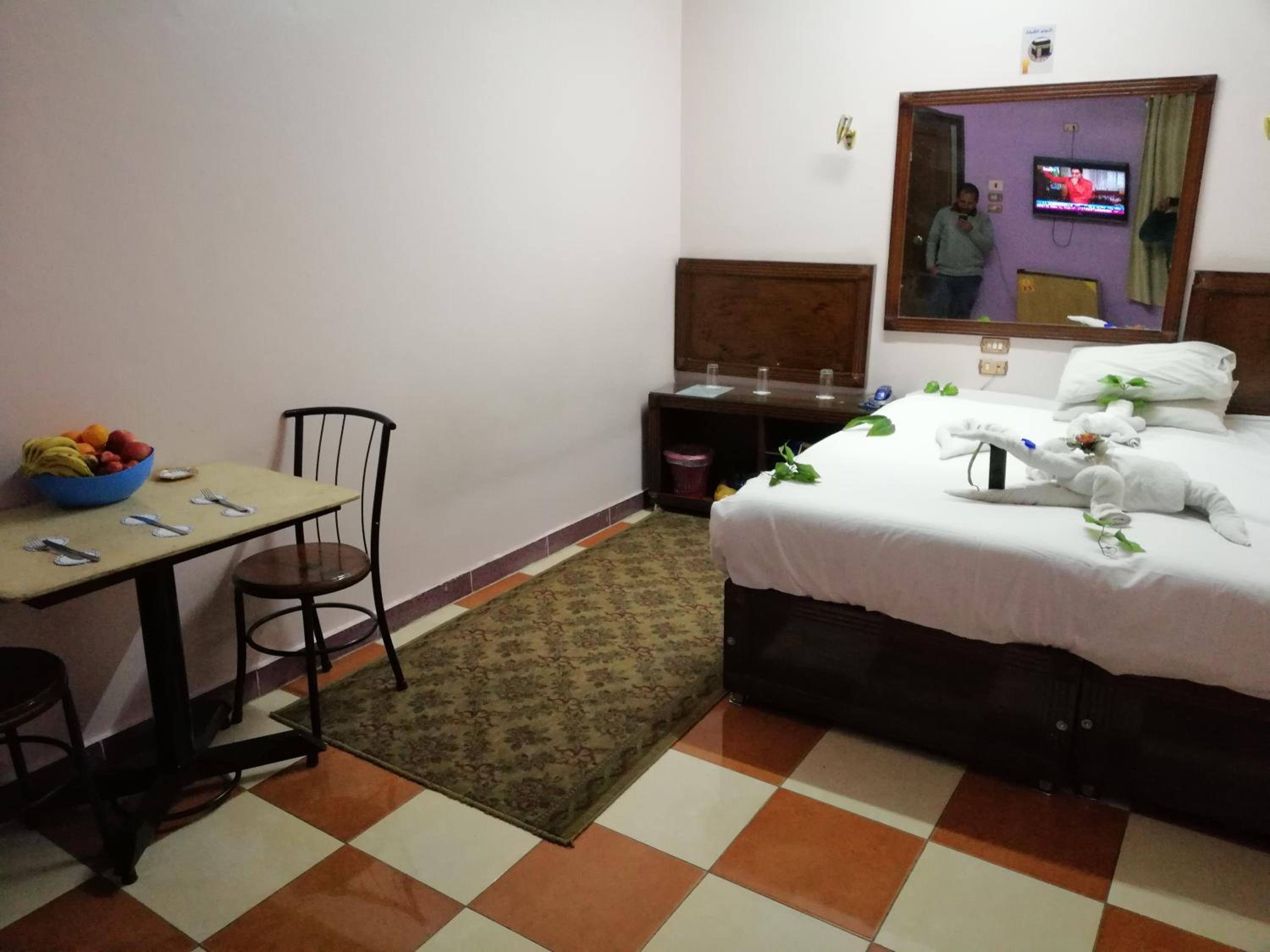 Large Double Room - Photo 4
