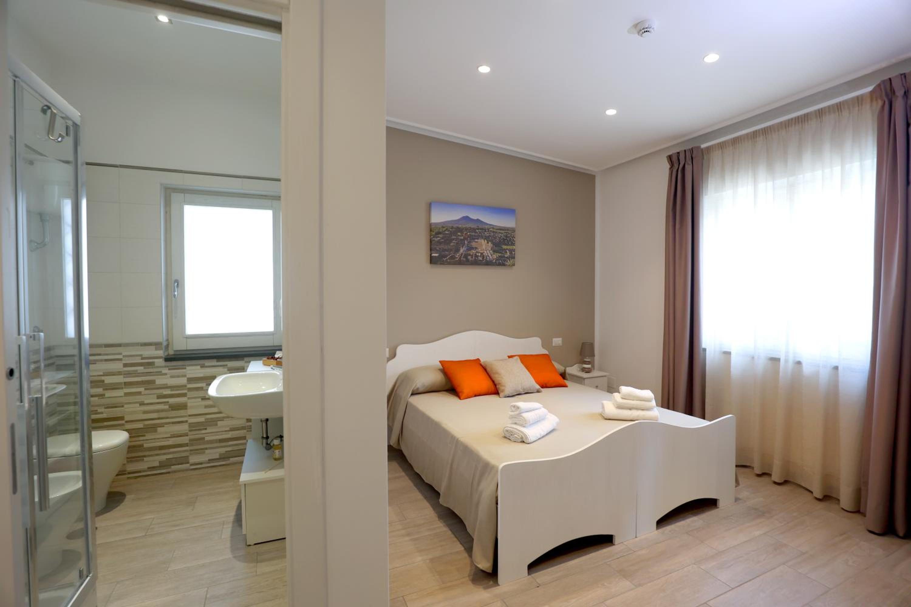 Double Room with Private Bathroom - Photo 10