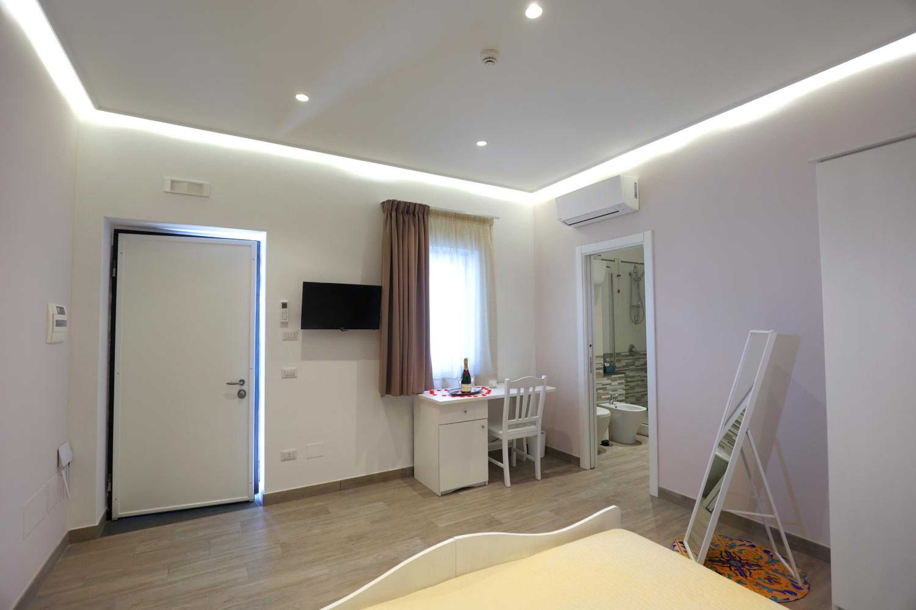 Double Room with Private Bathroom - Photo 6