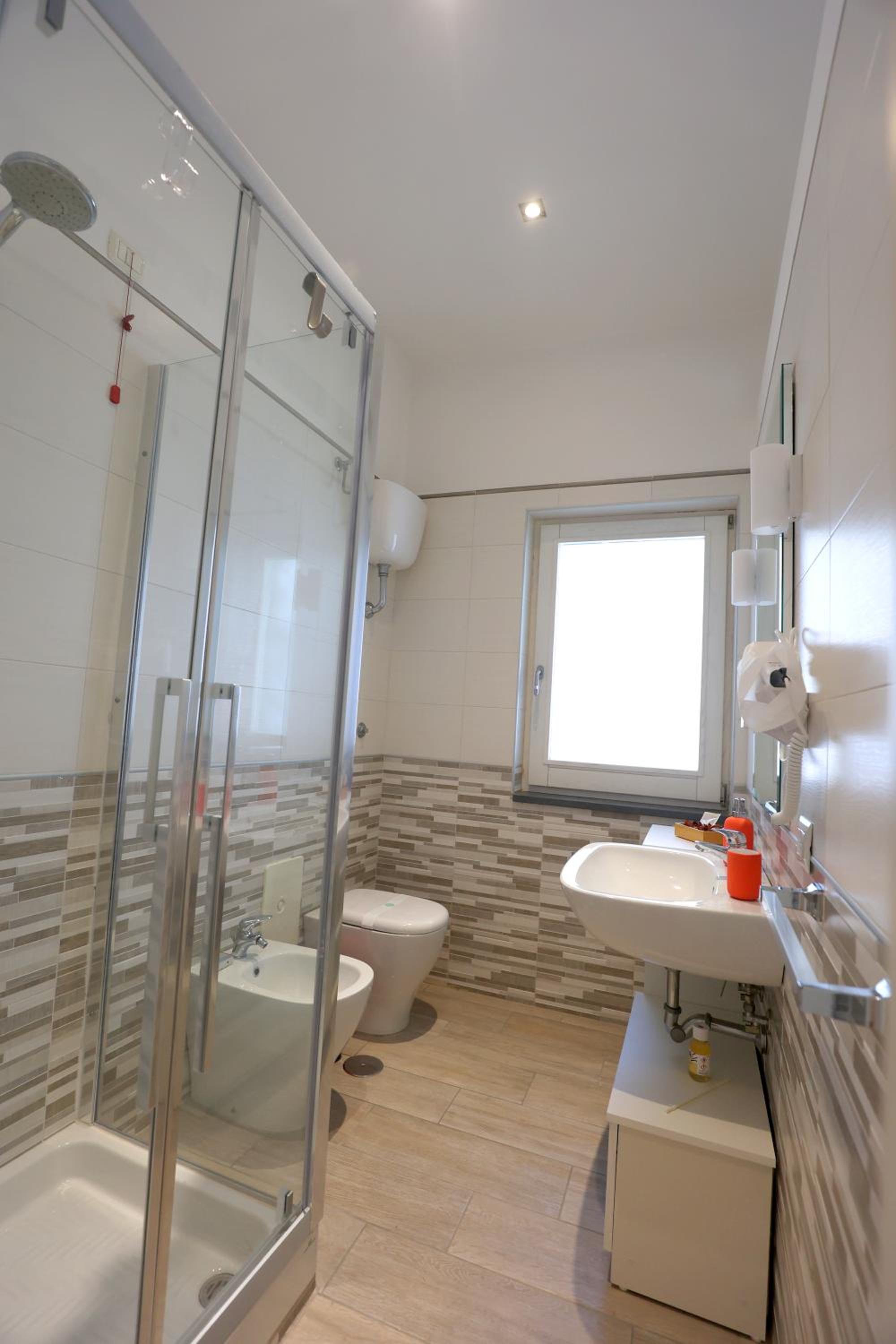 Double Room with Private Bathroom - Photo 3