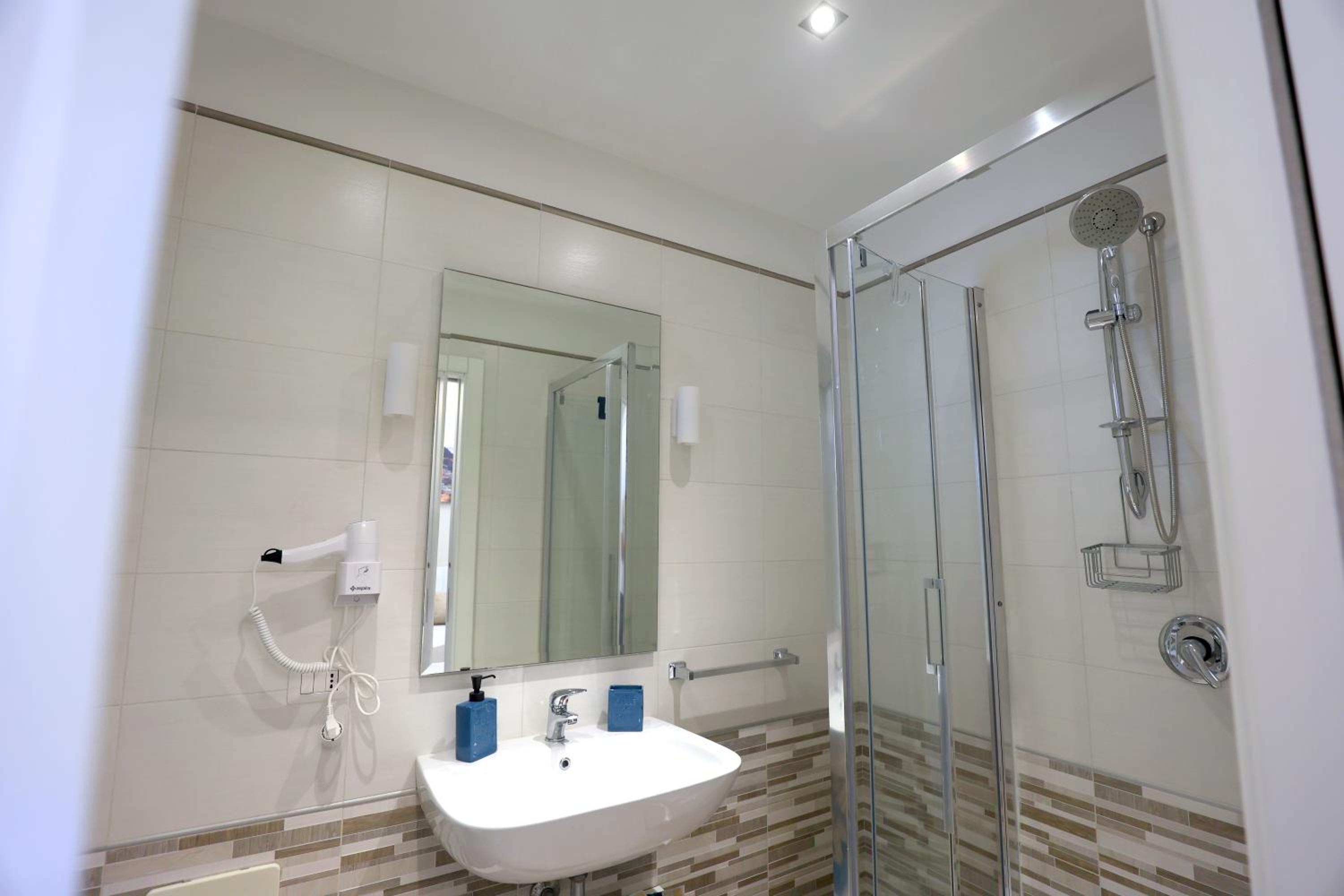 Triple Room with Private Bathroom - Photo 2